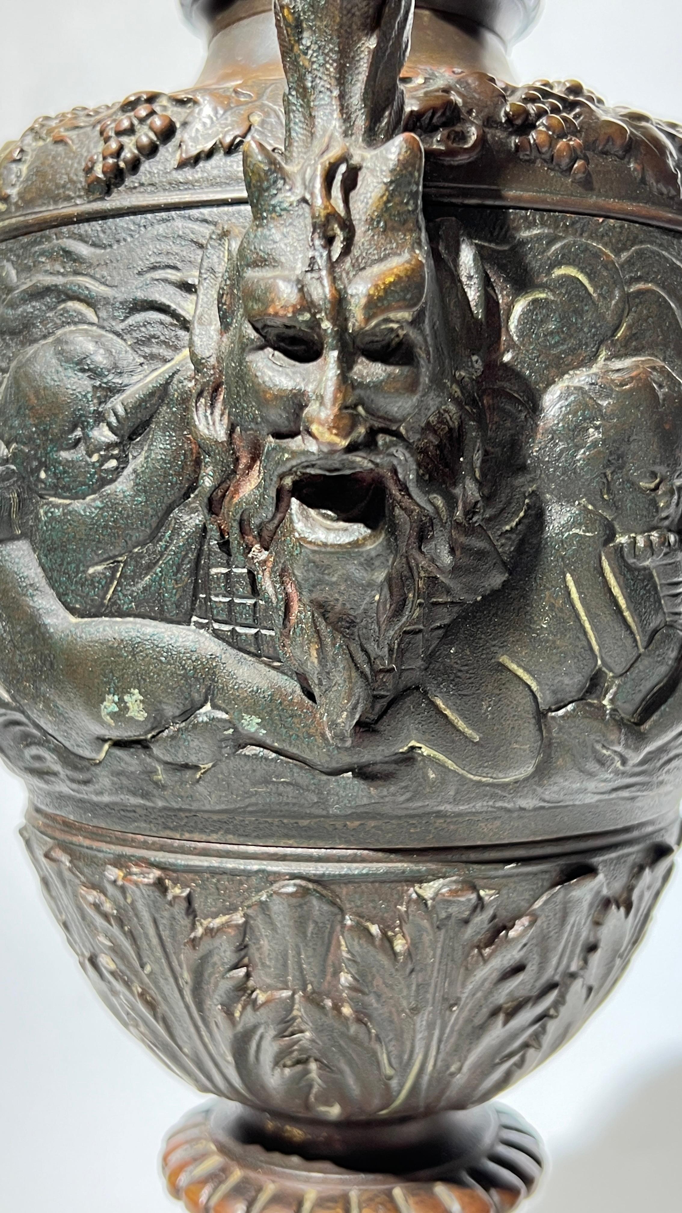 Patinato Coppia di antiche rondelle neoclassiche in bronzo del XIX secolo in vendita