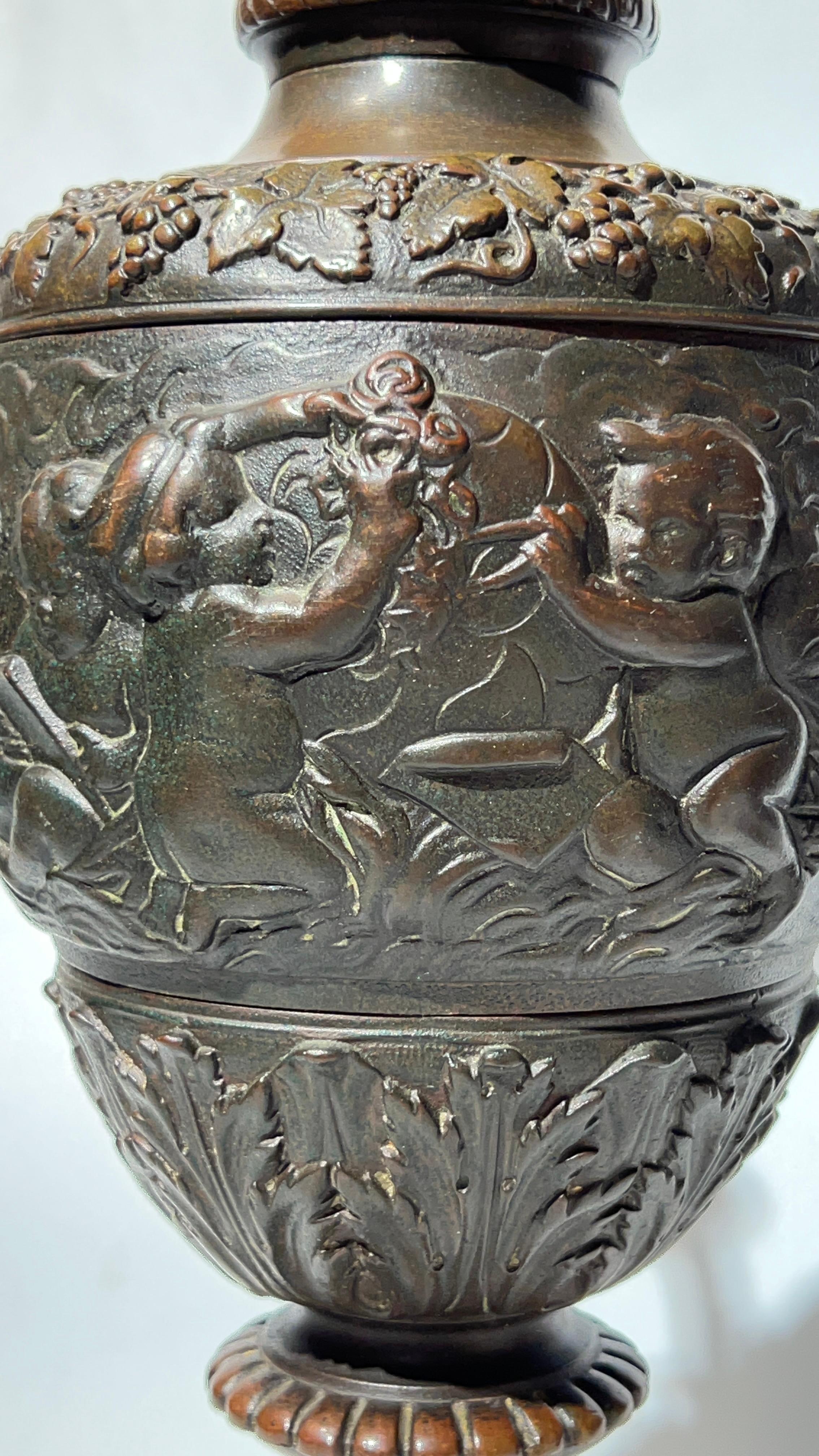 Coppia di antiche rondelle neoclassiche in bronzo del XIX secolo In condizioni buone in vendita a New York, NY