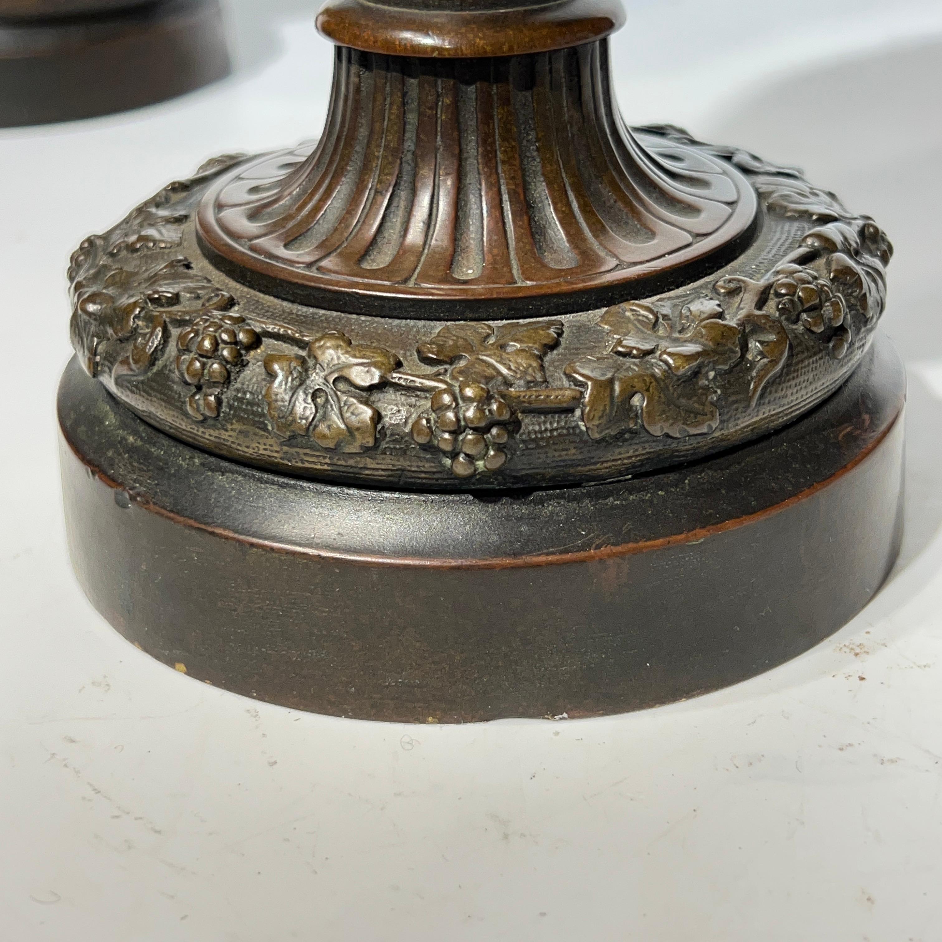 Coppia di antiche rondelle neoclassiche in bronzo del XIX secolo in vendita 2