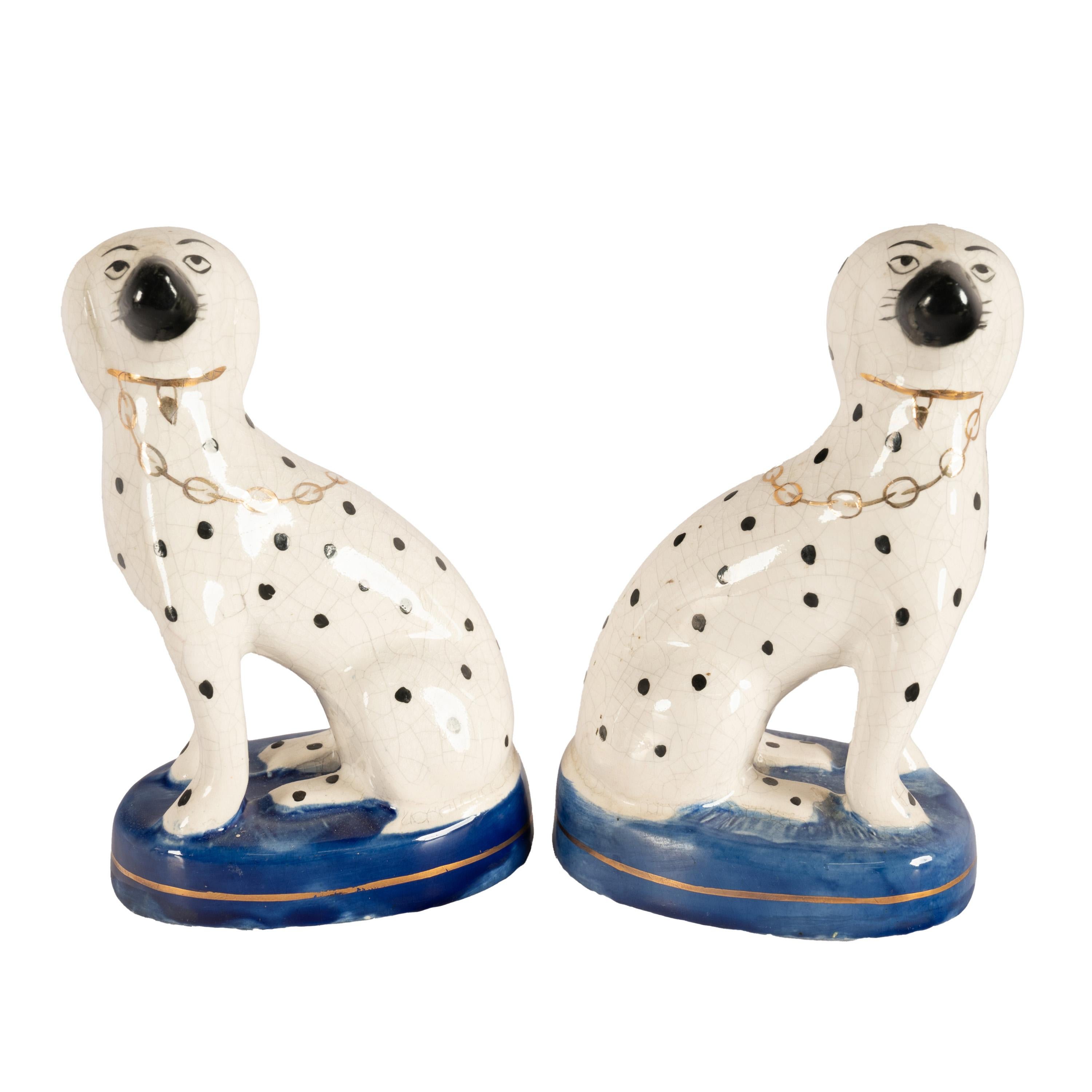 Un buen par de Perros de cerámica dálmatas antiguos victorianos del siglo XIX de Staffordshire, hacia 1850.
Cada perro está representado sentado en posición erguida; los perros están esmaltados en blanco con manchas negras en toda su superficie,