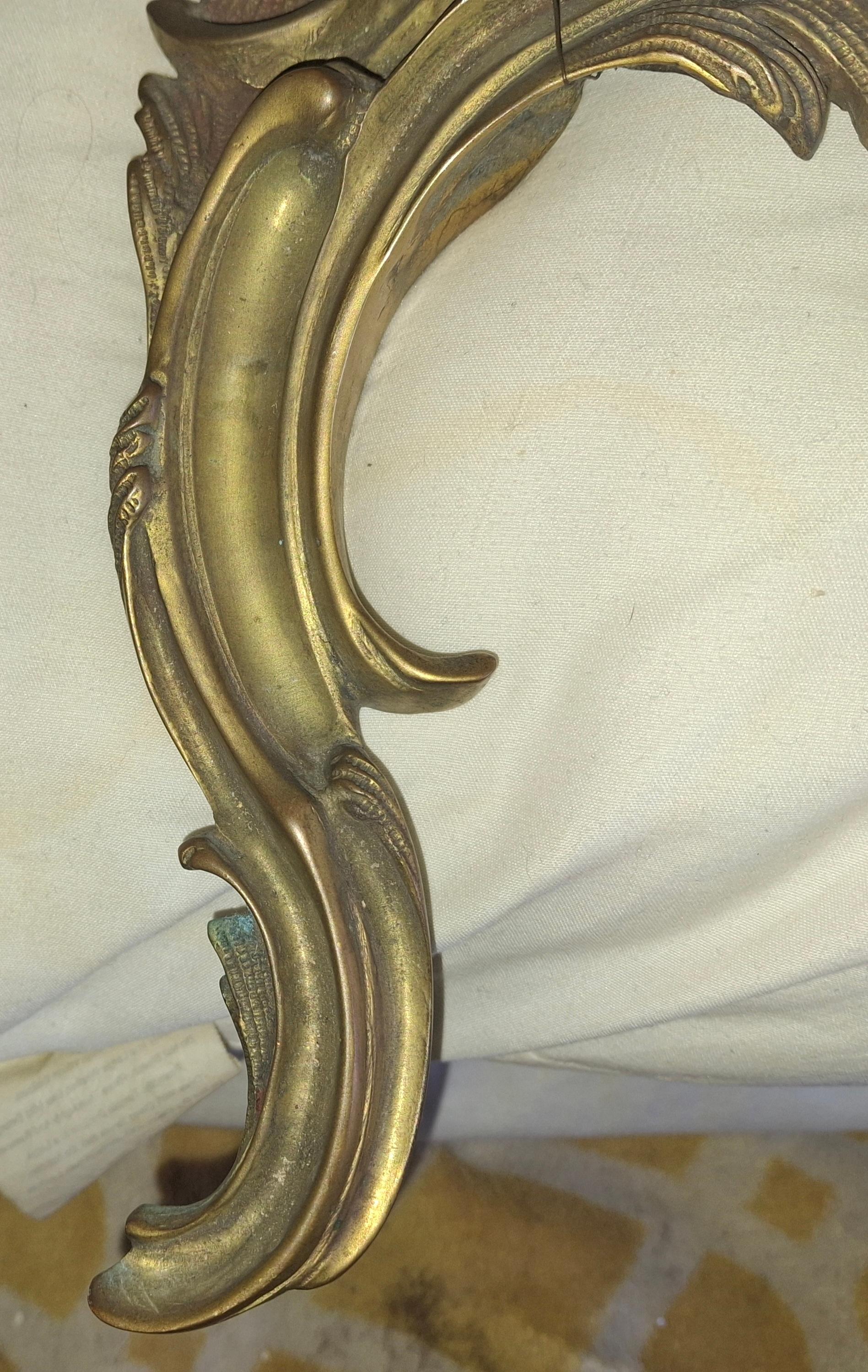 Pareja de apliques de pared antiguos del siglo XIX franceses Luis XV rococó con marca de bronce dorado en venta 3
