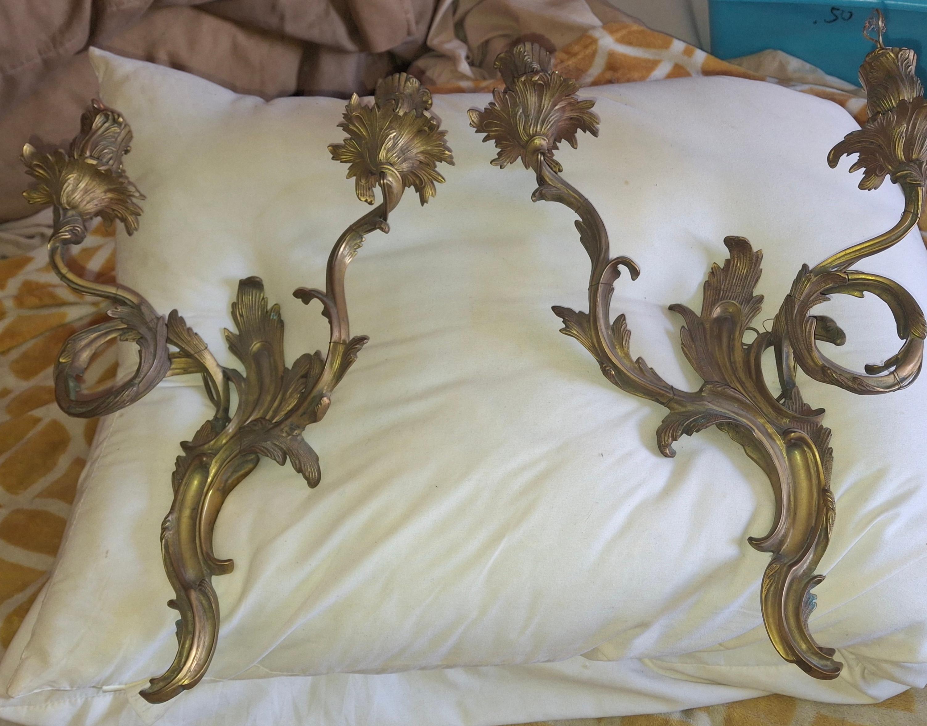 Pareja de apliques de pared antiguos del siglo XIX franceses Luis XV rococó con marca de bronce dorado en venta 4