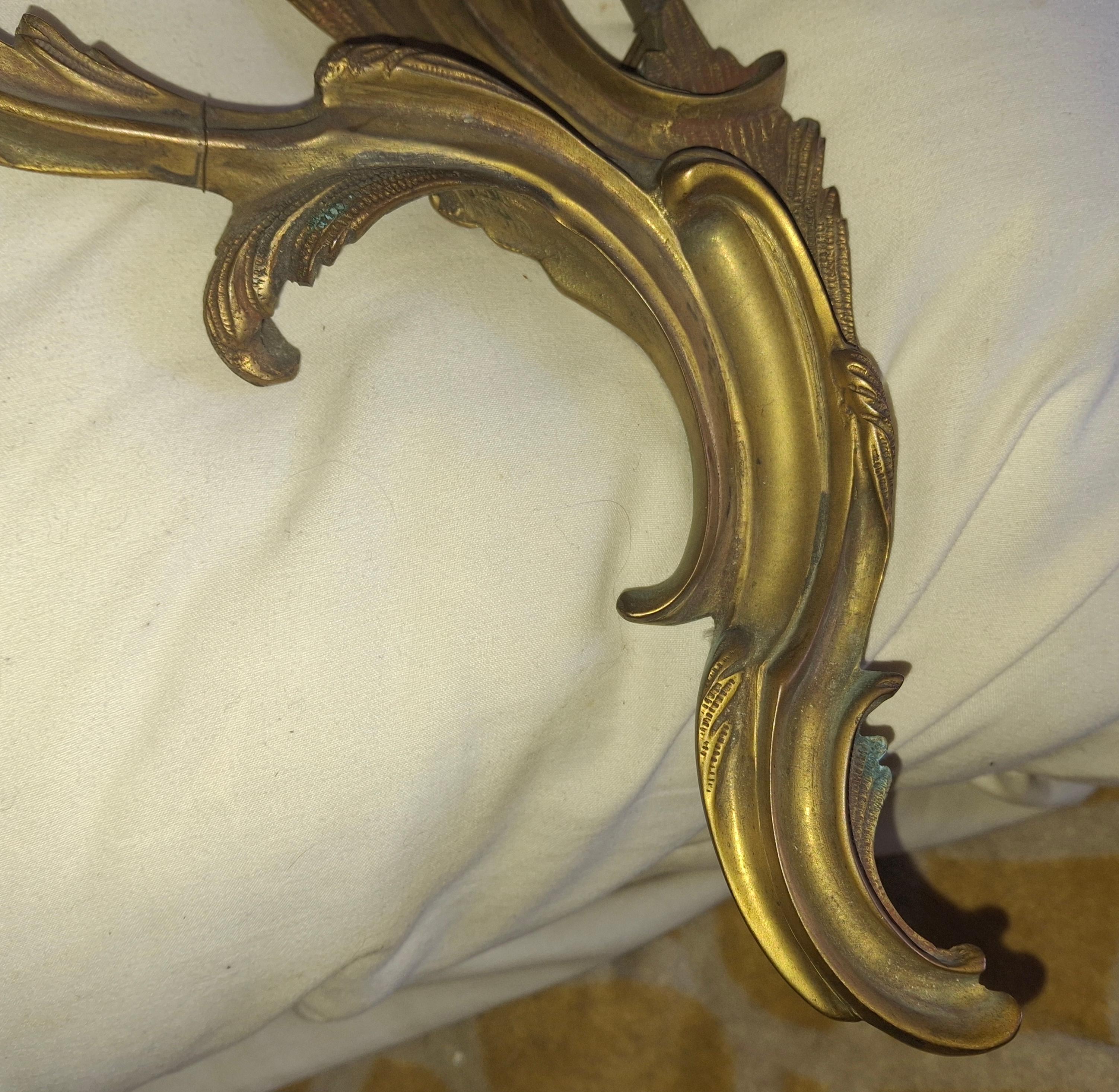 Pareja de apliques de pared antiguos del siglo XIX franceses Luis XV rococó con marca de bronce dorado en venta 6