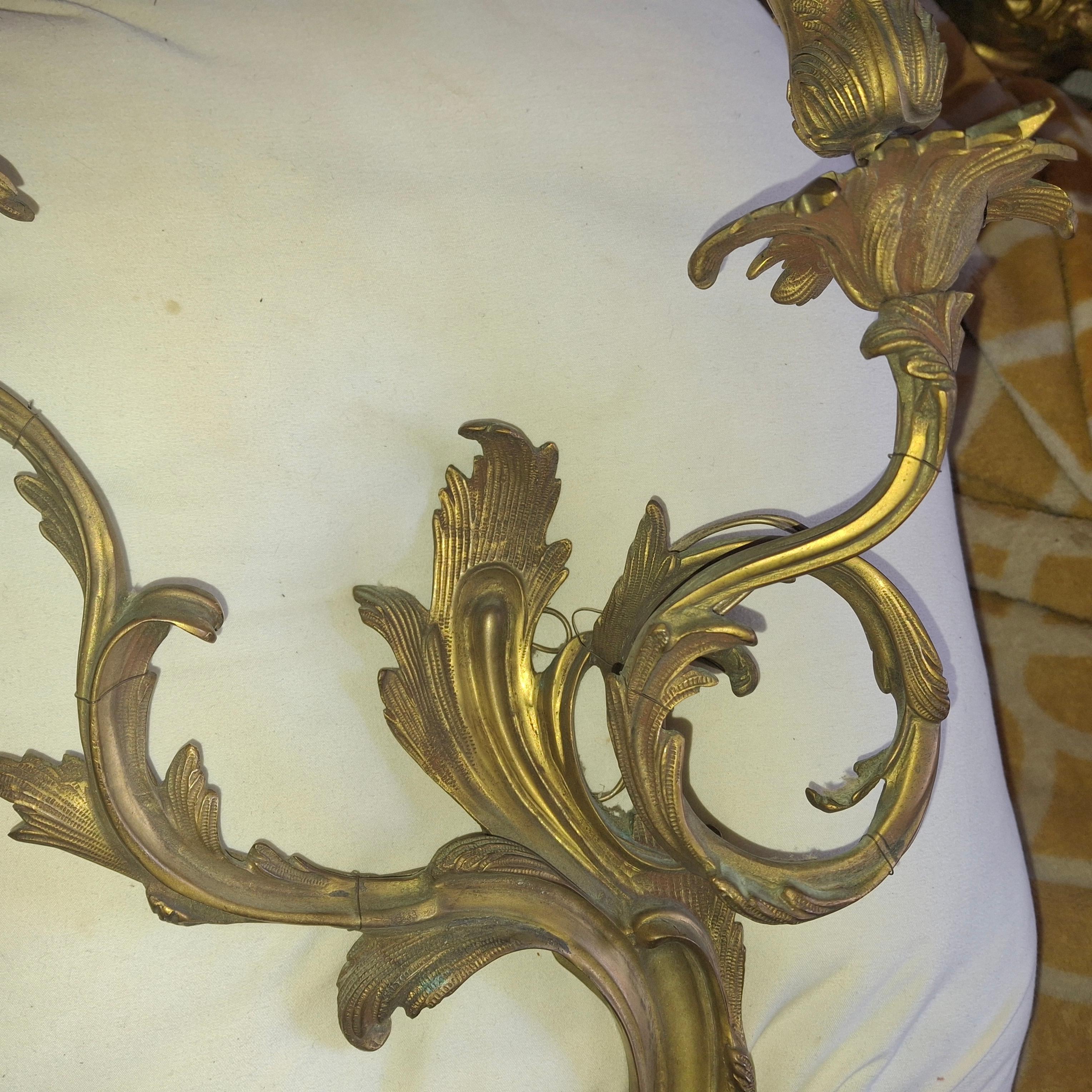 Pareja de apliques de pared antiguos del siglo XIX franceses Luis XV rococó con marca de bronce dorado en venta 8