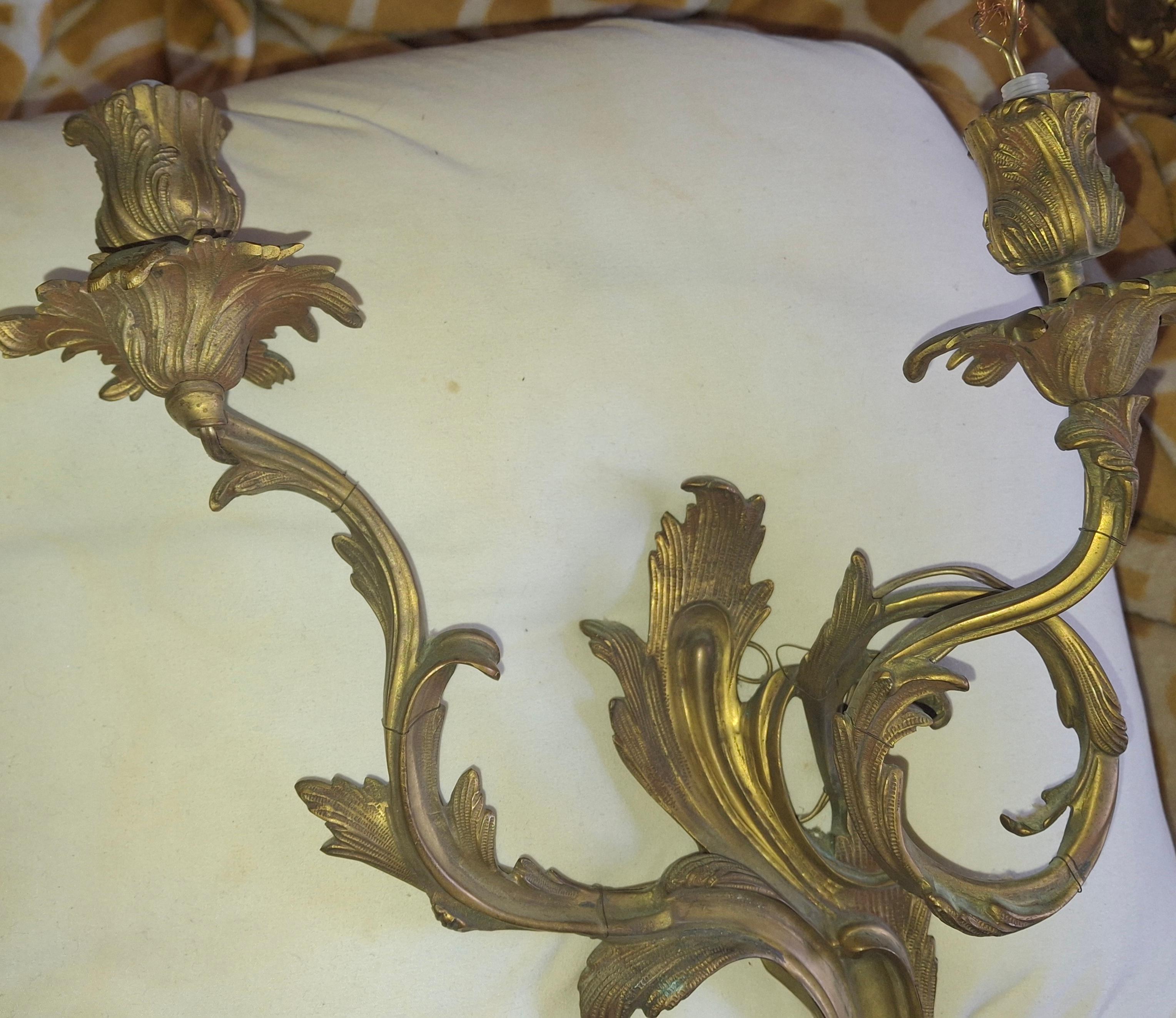 Pareja de apliques de pared antiguos del siglo XIX franceses Luis XV rococó con marca de bronce dorado en venta 9