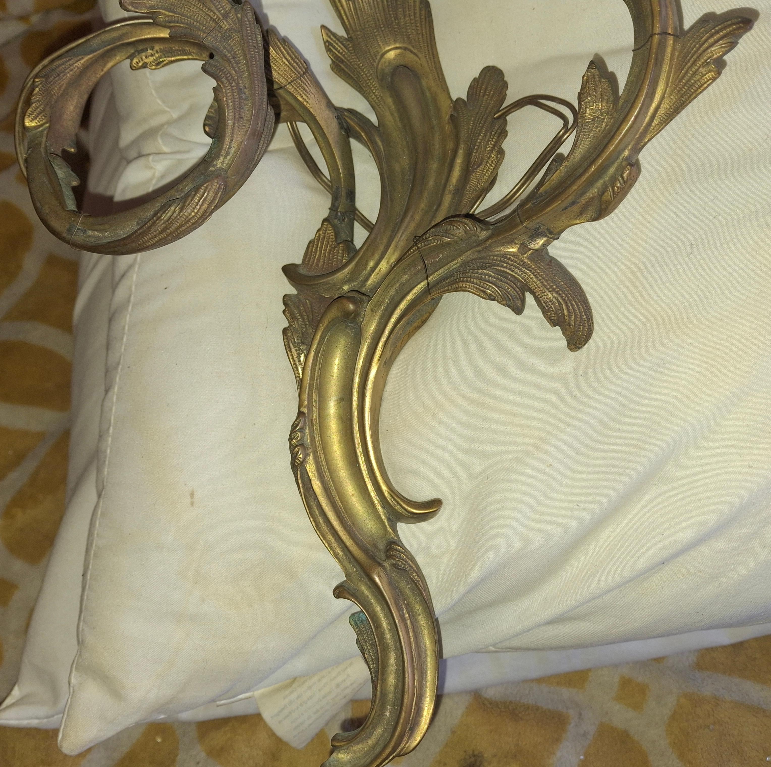 Pareja de apliques de pared antiguos del siglo XIX franceses Luis XV rococó con marca de bronce dorado en venta 10
