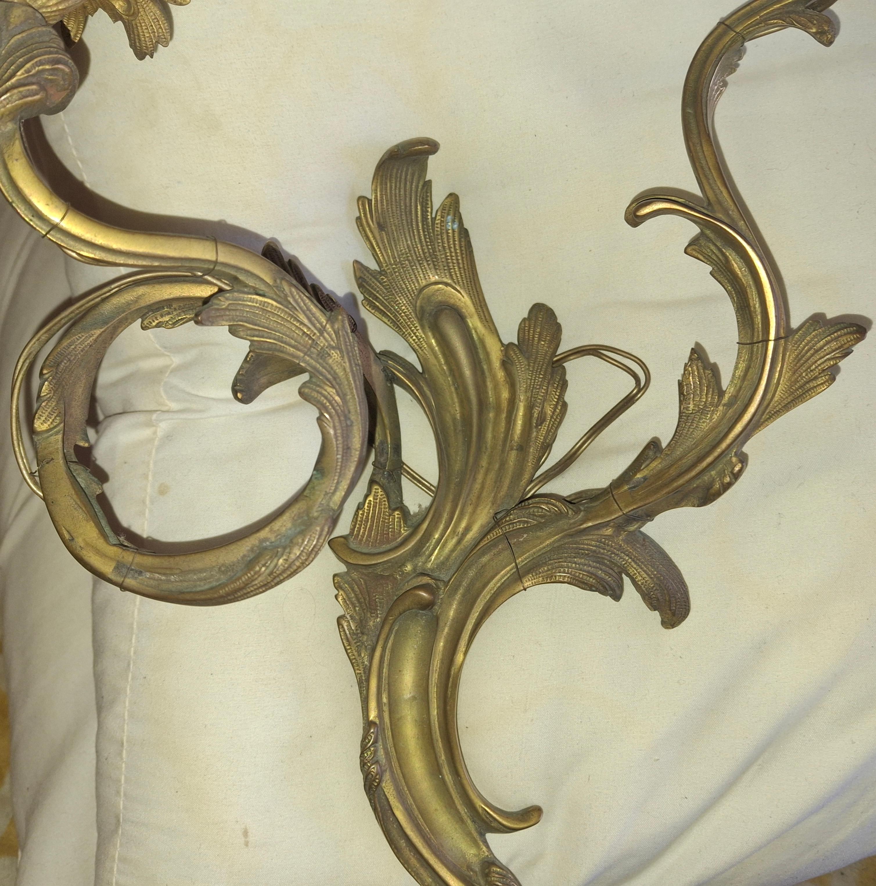 Pareja de apliques de pared antiguos del siglo XIX franceses Luis XV rococó con marca de bronce dorado en venta 11