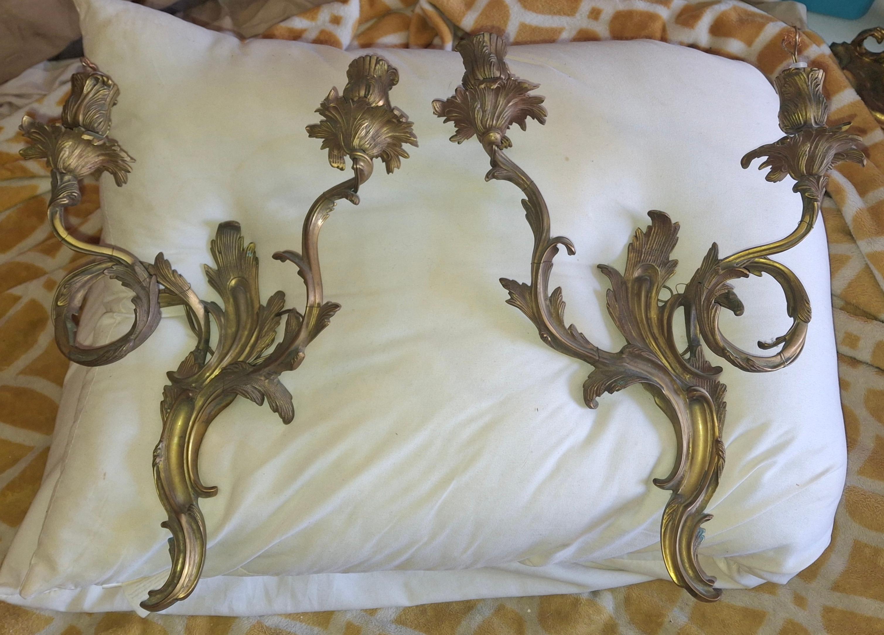 Pareja de apliques de pared antiguos del siglo XIX franceses Luis XV rococó con marca de bronce dorado en venta 12