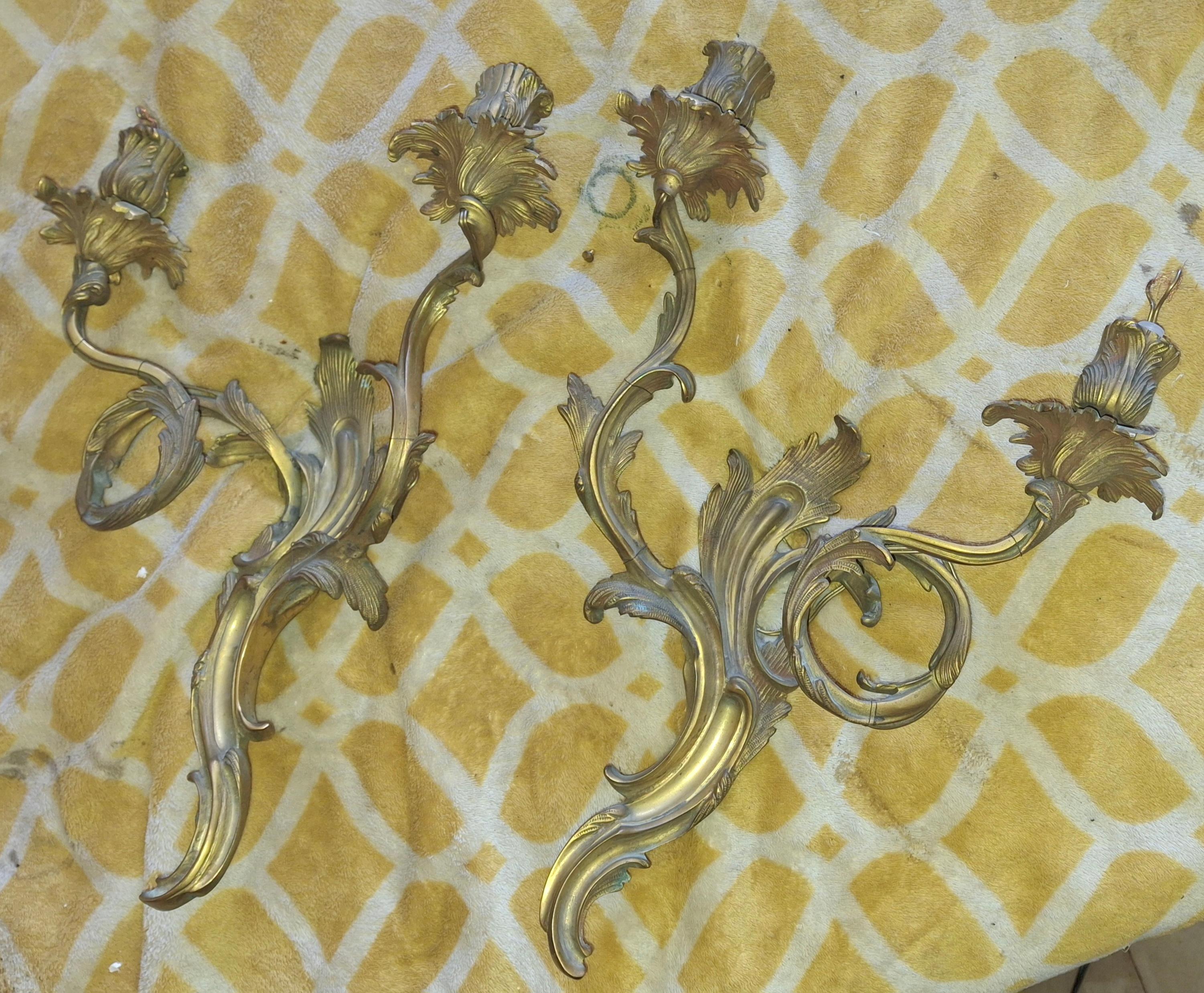 Extraordinaria Pareja de Apliques de Bronce Dorado Antiguos Franceses Luis XV Rococó del S. XIX. Lo que hace destacar a estos candelabros es su fundición delicada y muy detallada. Estas Lámparas están marcadas en la parte posterior y electrificadas.