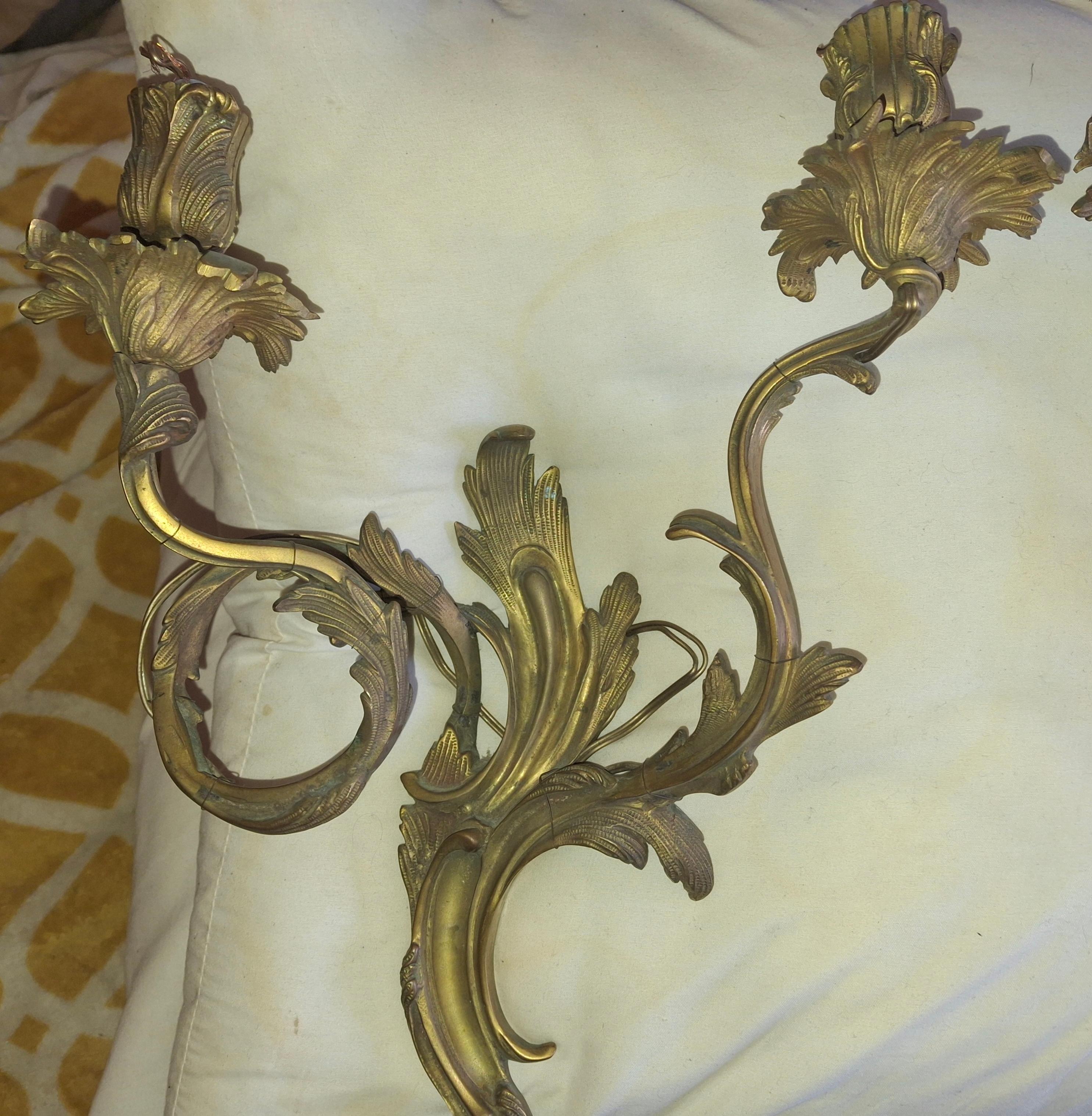 Pareja de apliques de pared antiguos del siglo XIX franceses Luis XV rococó con marca de bronce dorado en venta 13