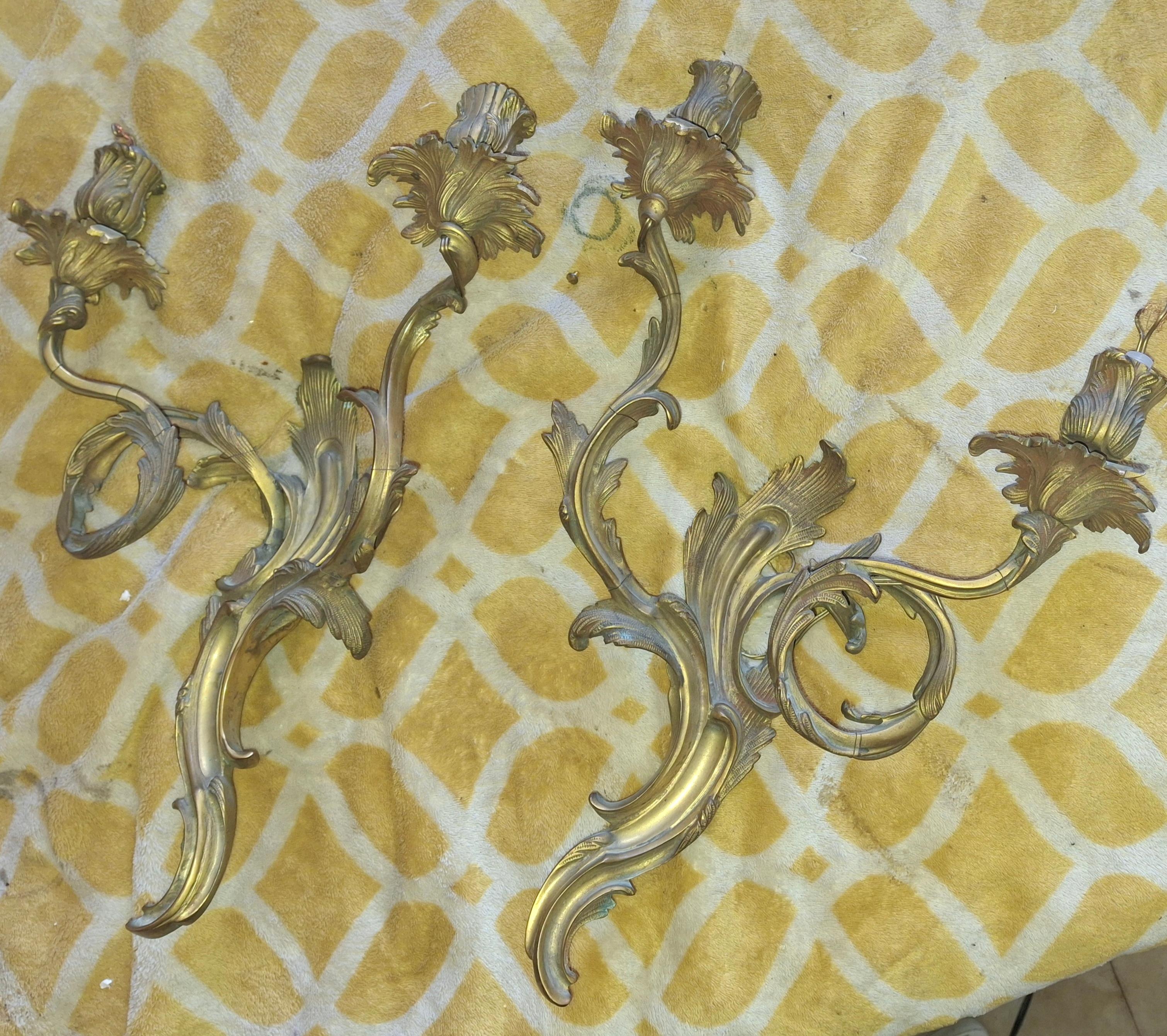 Pareja de apliques de pared antiguos del siglo XIX franceses Luis XV rococó con marca de bronce dorado Francés en venta