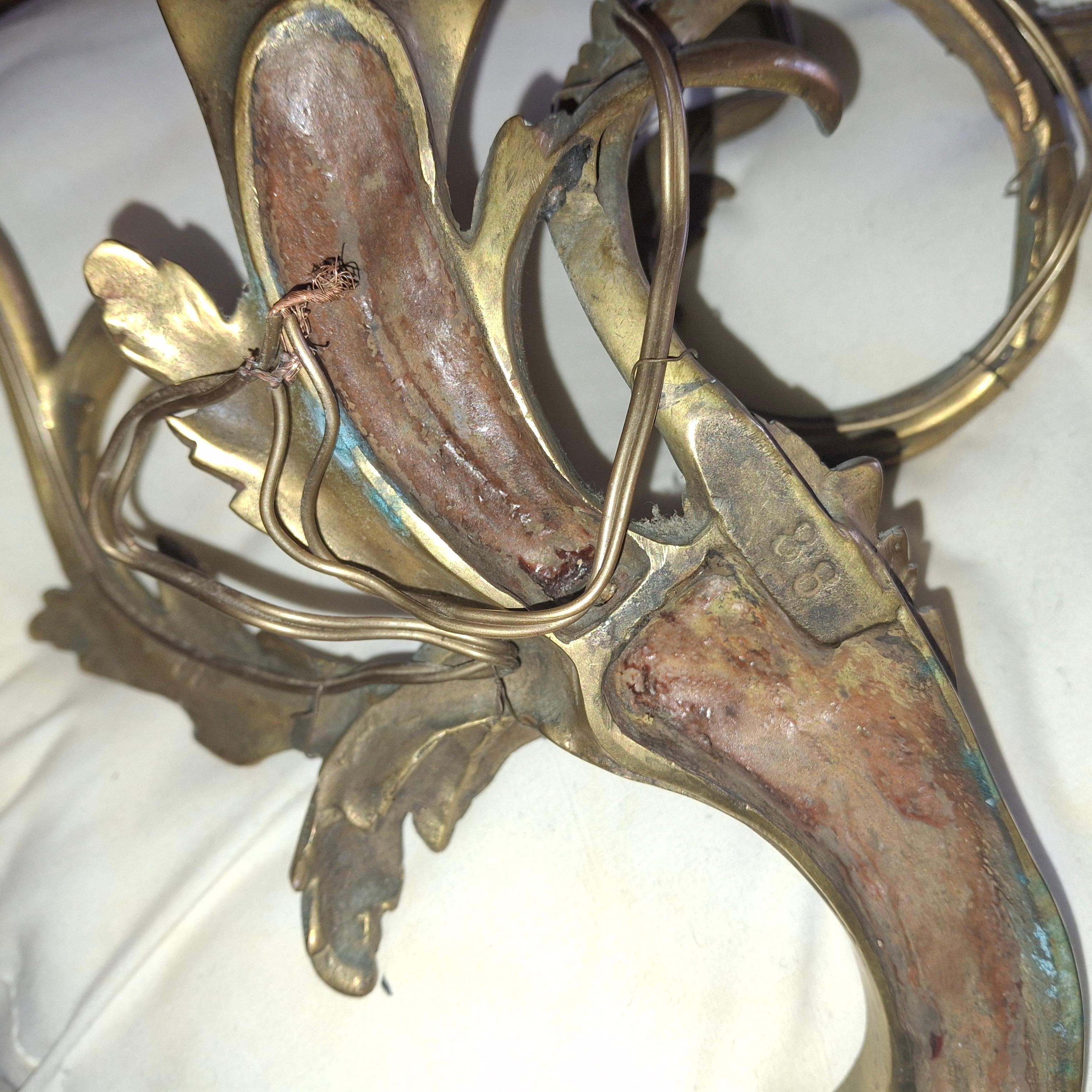 Pareja de apliques de pared antiguos del siglo XIX franceses Luis XV rococó con marca de bronce dorado Dorado en venta