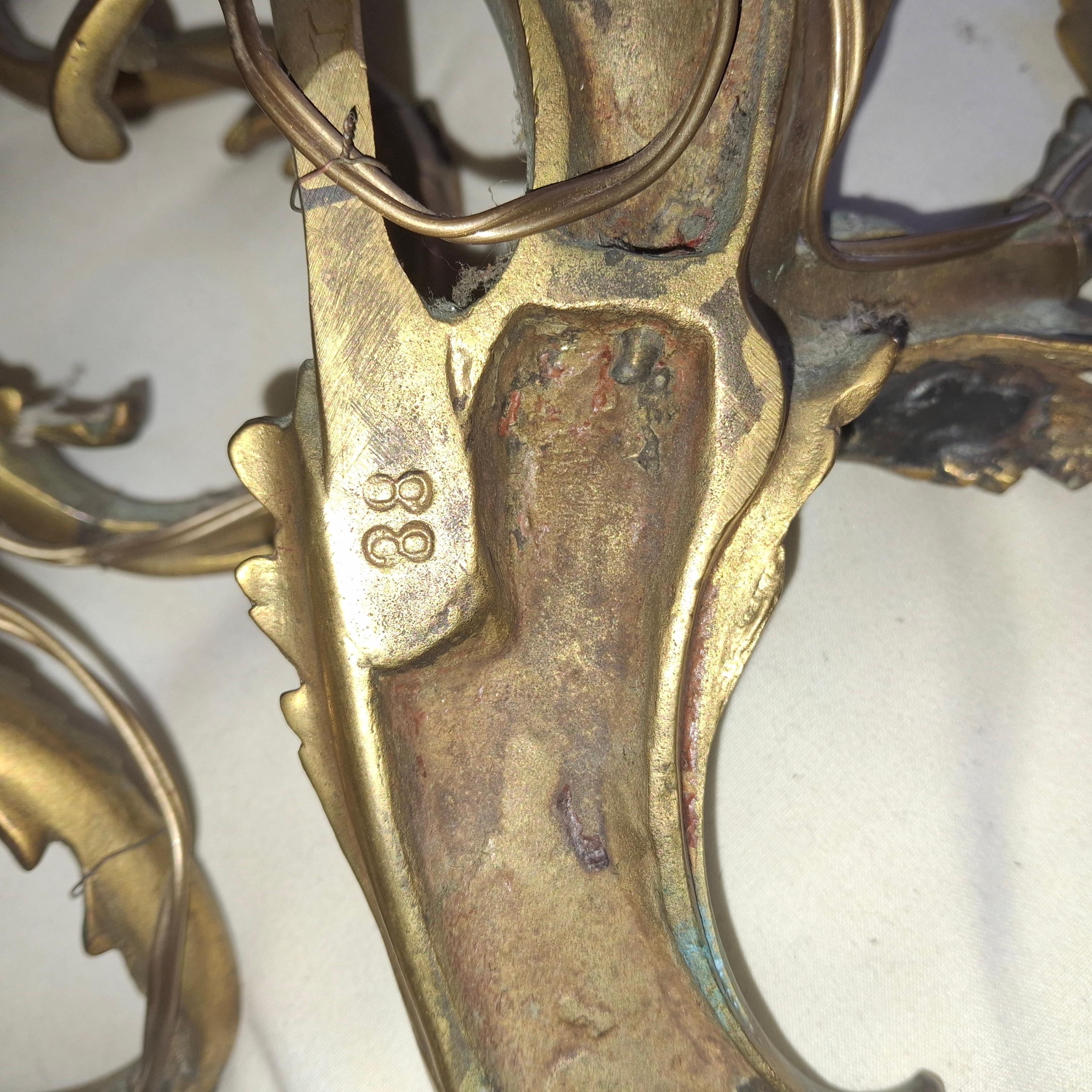 Pareja de apliques de pared antiguos del siglo XIX franceses Luis XV rococó con marca de bronce dorado en Bueno estado para la venta en Opa Locka, FL