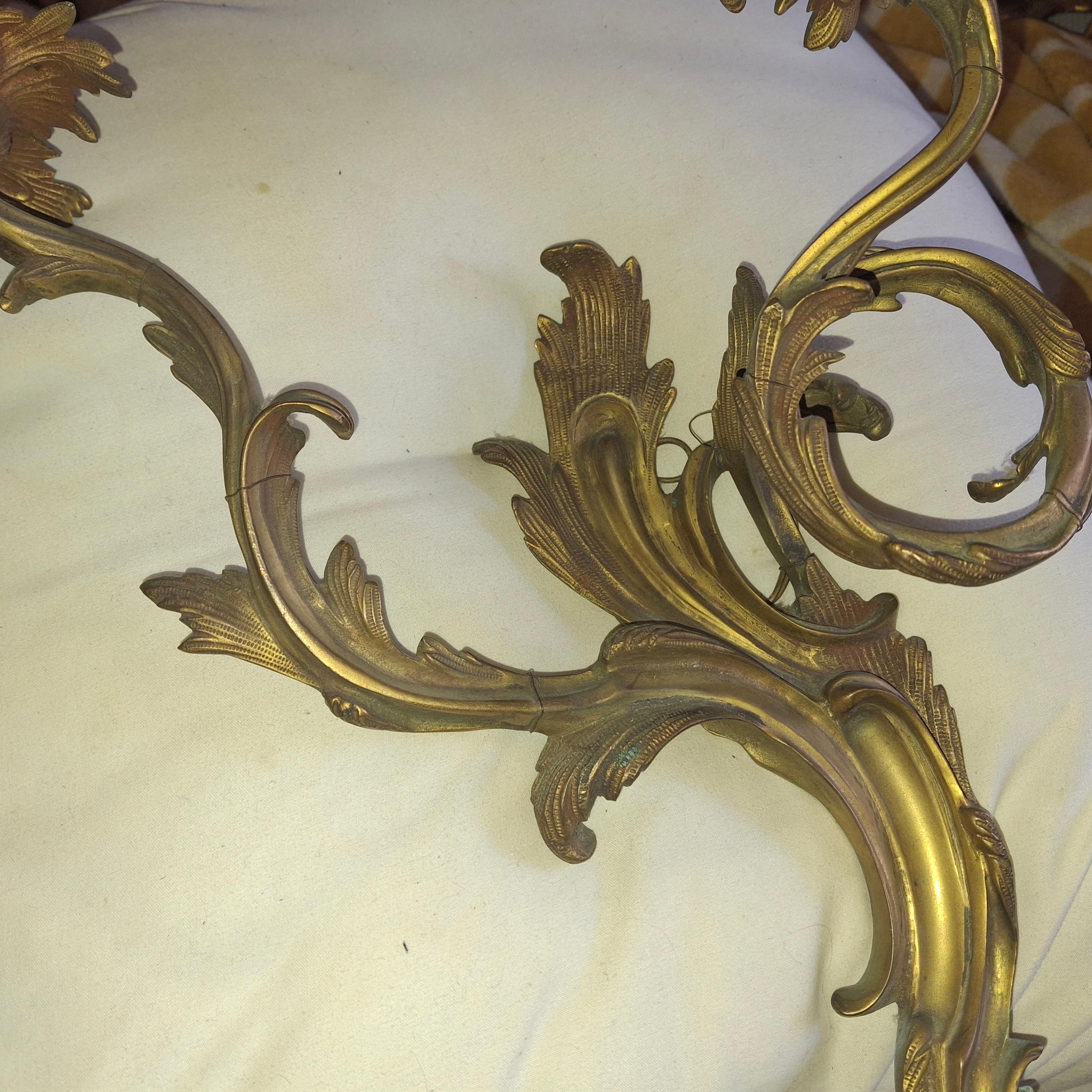 Pareja de apliques de pared antiguos del siglo XIX franceses Luis XV rococó con marca de bronce dorado Fines del siglo XIX en venta