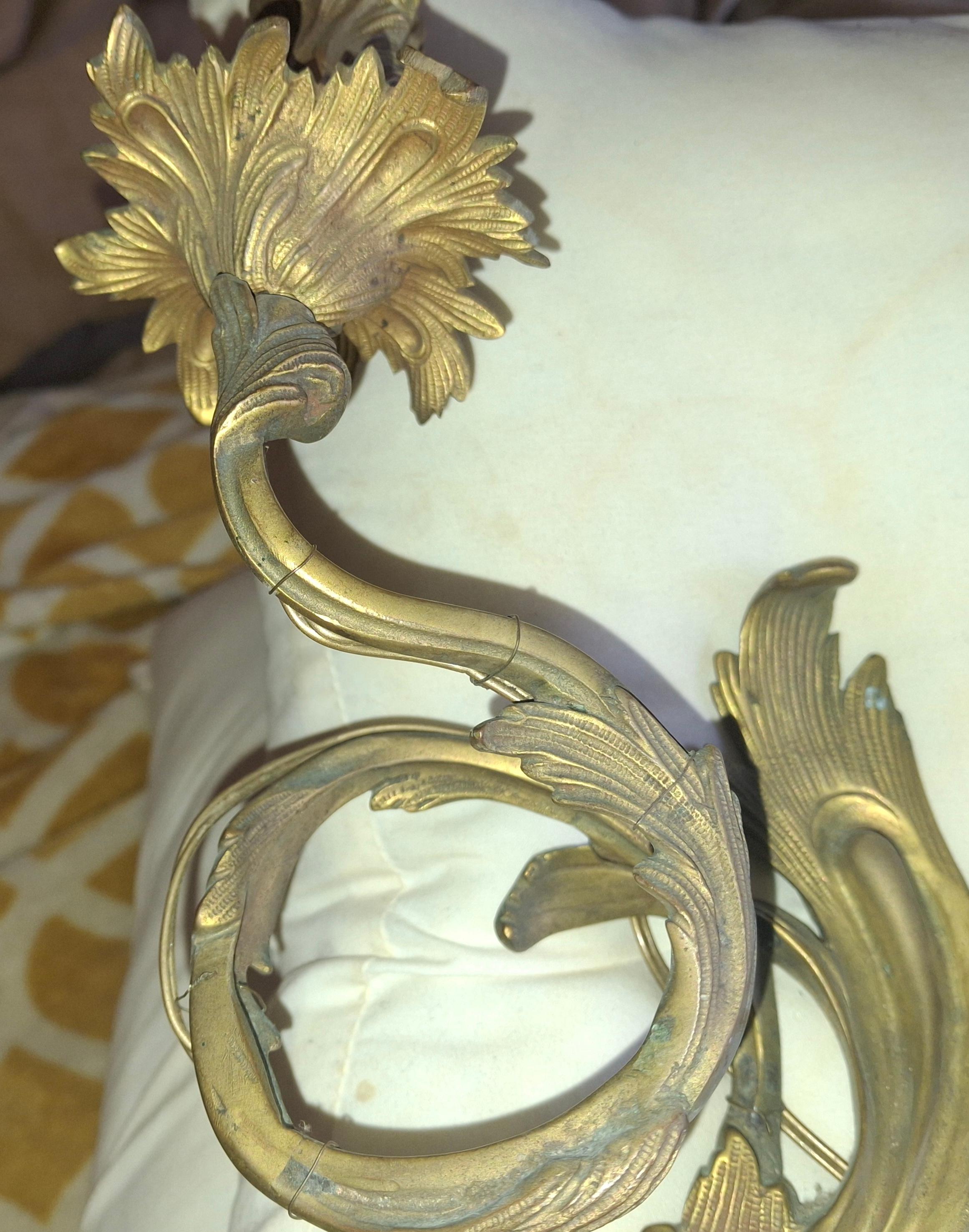 Pareja de apliques de pared antiguos del siglo XIX franceses Luis XV rococó con marca de bronce dorado Bronce en venta