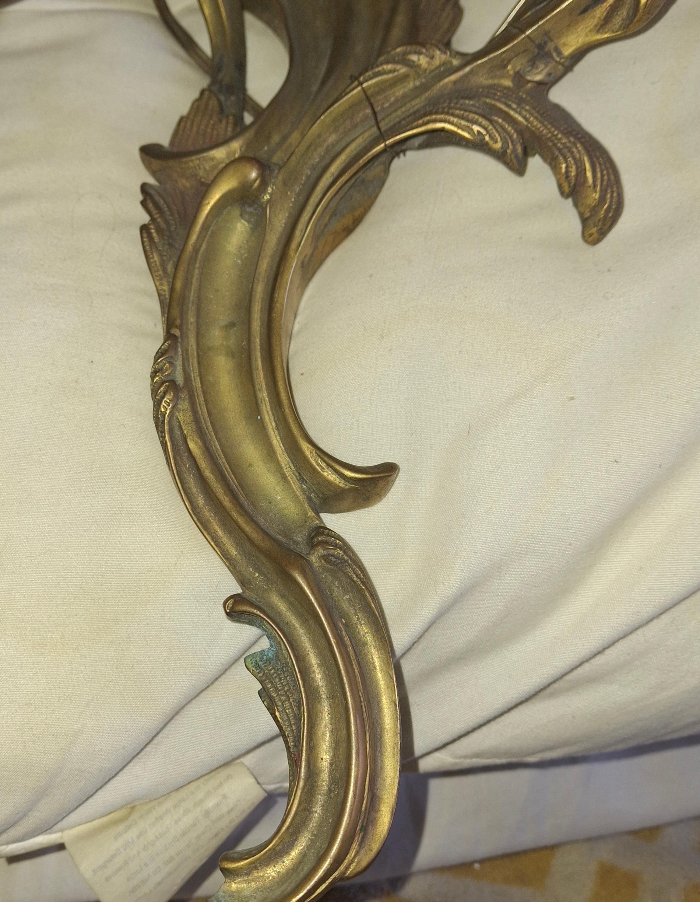 Pareja de apliques de pared antiguos del siglo XIX franceses Luis XV rococó con marca de bronce dorado en venta 1