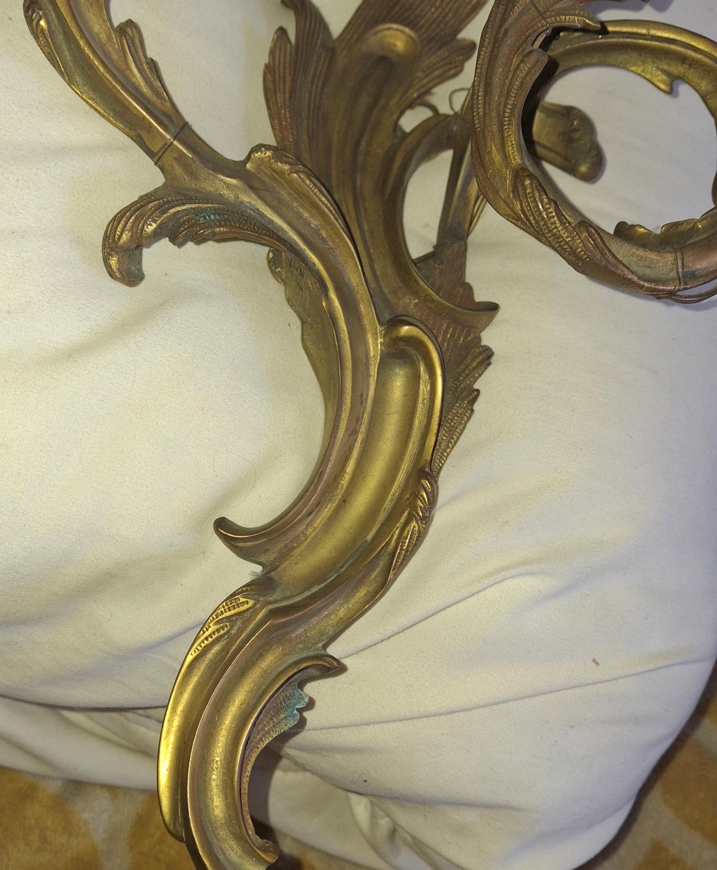 Pareja de apliques de pared antiguos del siglo XIX franceses Luis XV rococó con marca de bronce dorado en venta 2