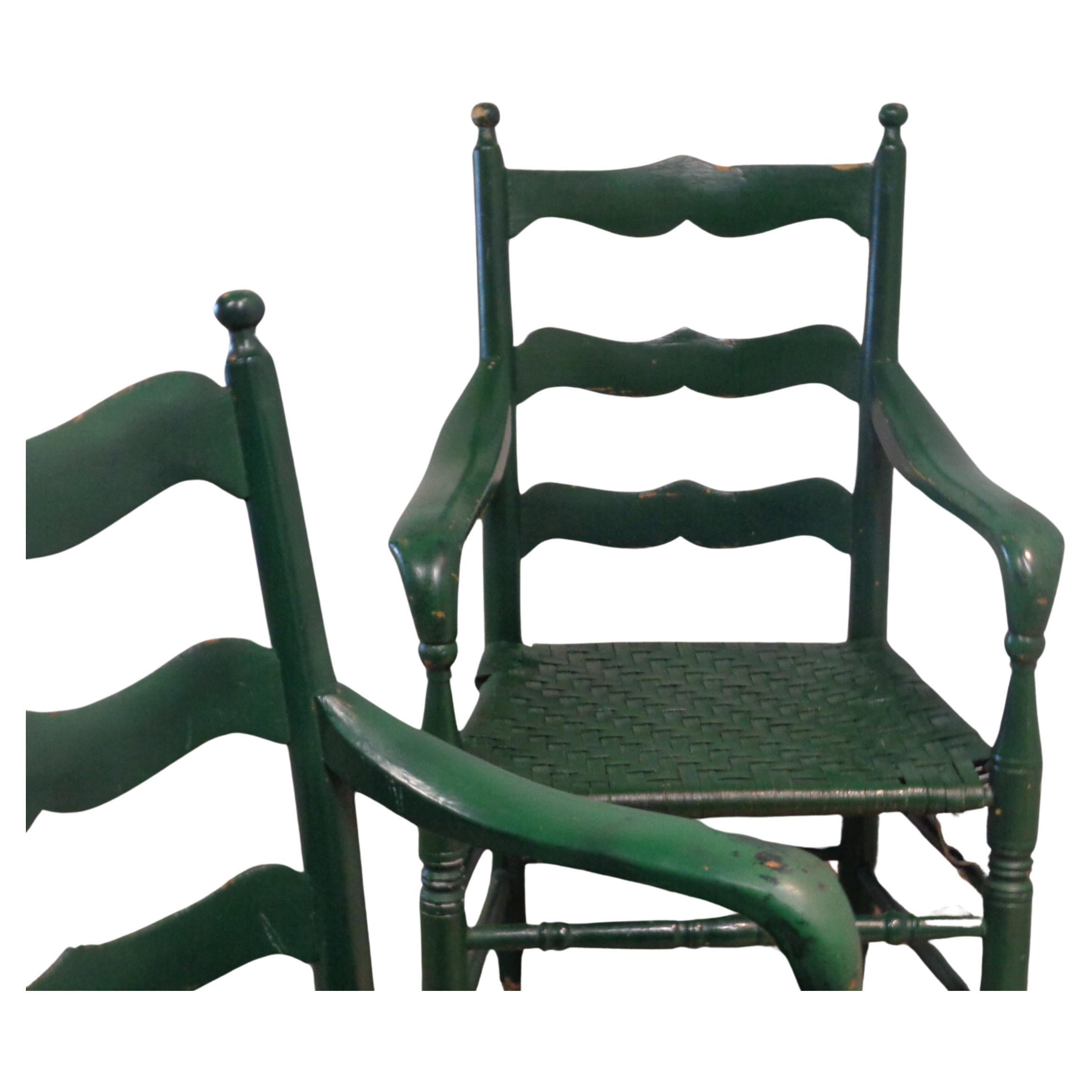  Antike amerikanische Land gemalt Sessel im Angebot 1