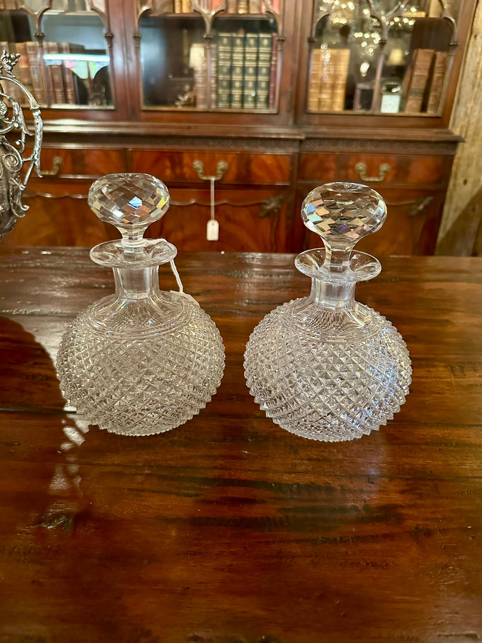 Cristal Paire de flacons à parfum anciens en cristal taillé américain, vers 1860. en vente