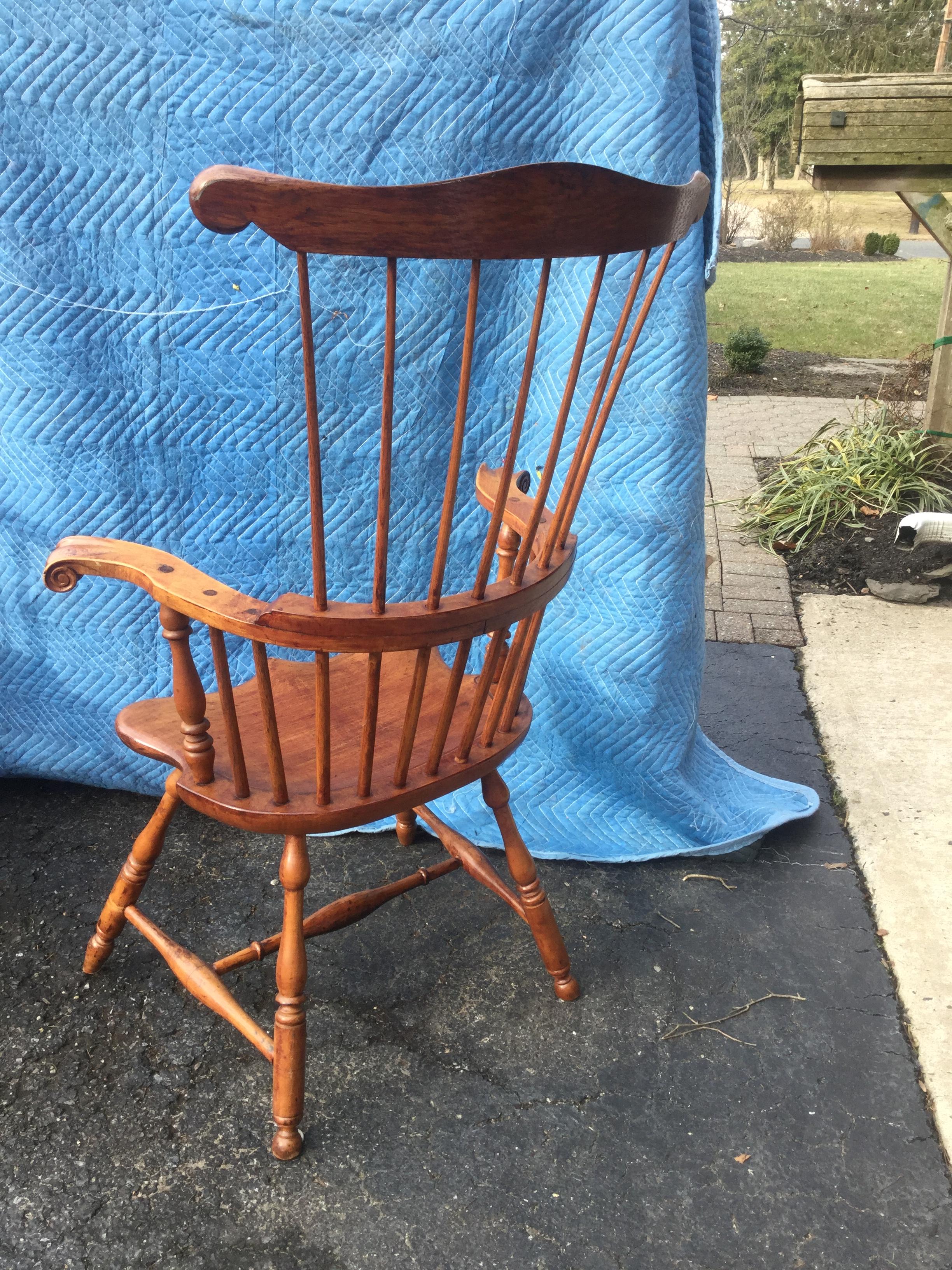 Pair of Antique American Maple Windsor Chairs In Good Condition For Sale In Livingston, NJ