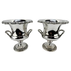 Paire de trophées américains anciens en métal argenté repoussé, champagne ou seau à glace