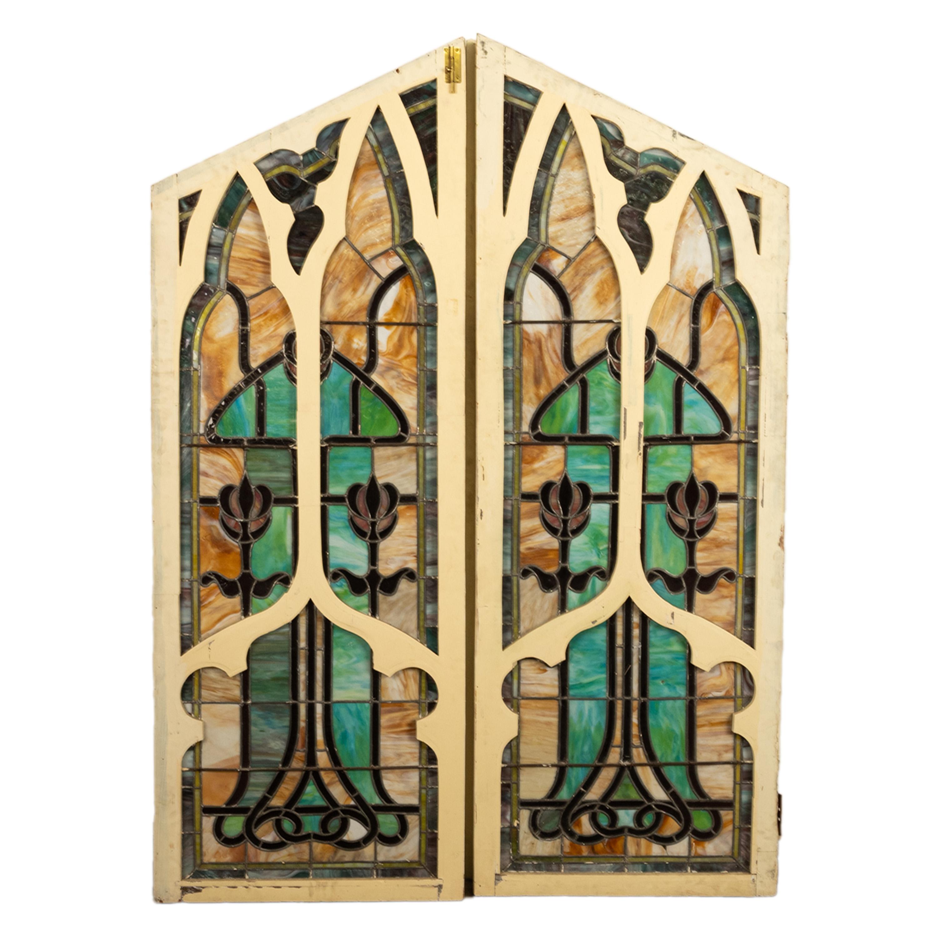 Par de Antiguas Vidrieras Americanas Puertas Góticas Art Nouveau Ventanas Povey Bros en Bueno estado para la venta en Portland, OR