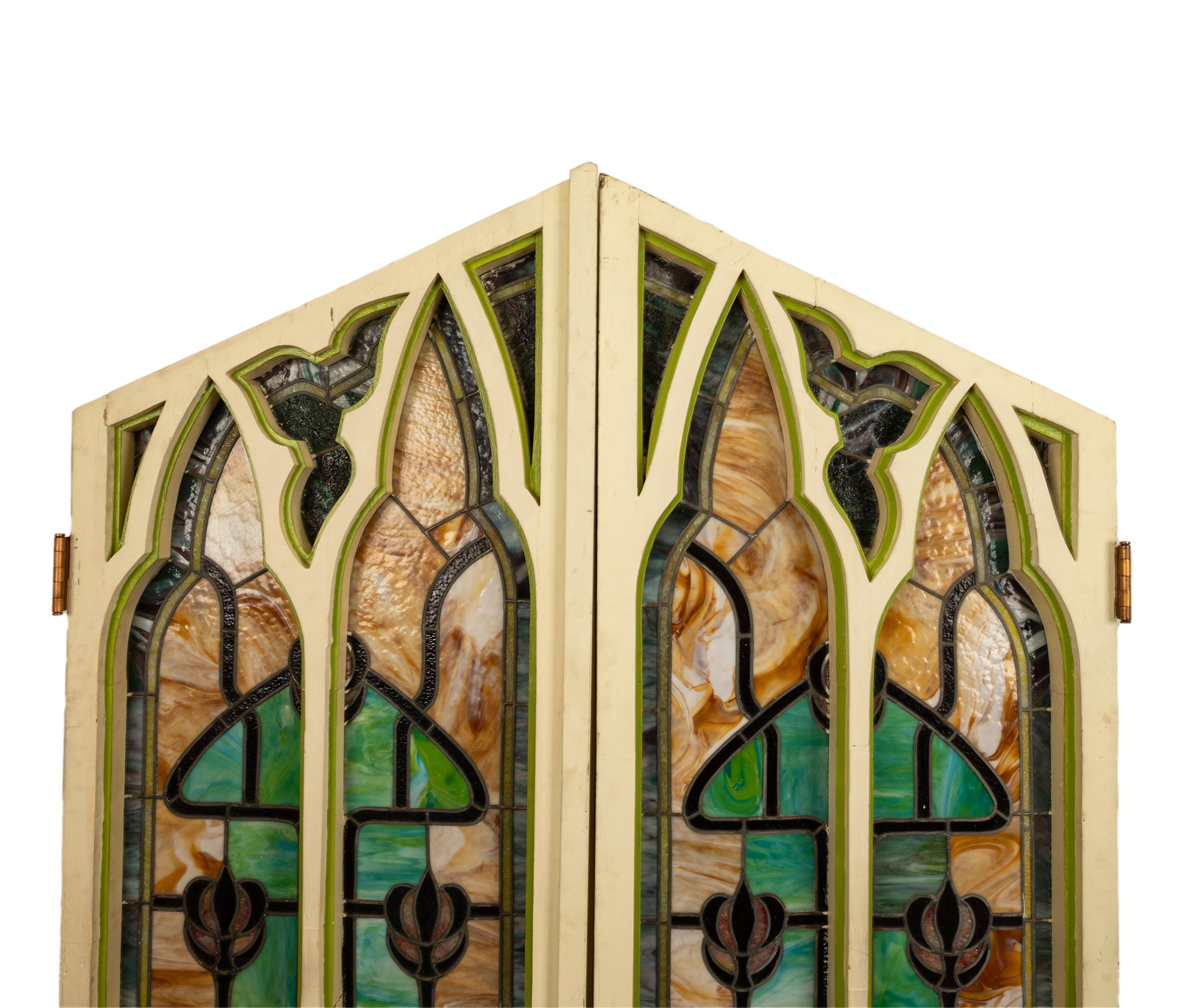 Par de Antiguas Vidrieras Americanas Puertas Góticas Art Nouveau Ventanas Povey Bros principios del siglo XX en venta