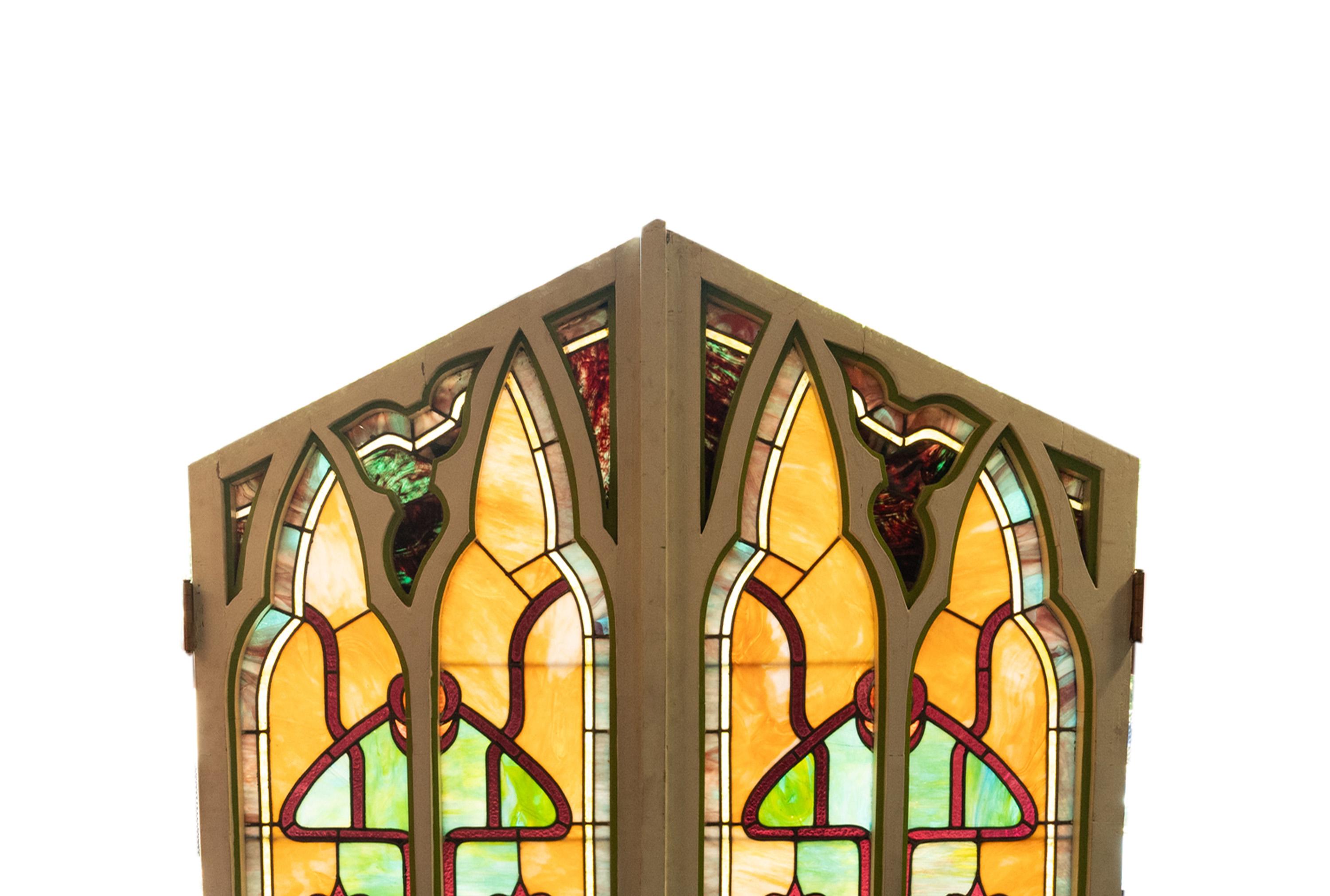 Par de Antiguas Vidrieras Americanas Puertas Góticas Art Nouveau Ventanas Povey Bros Vitral en venta