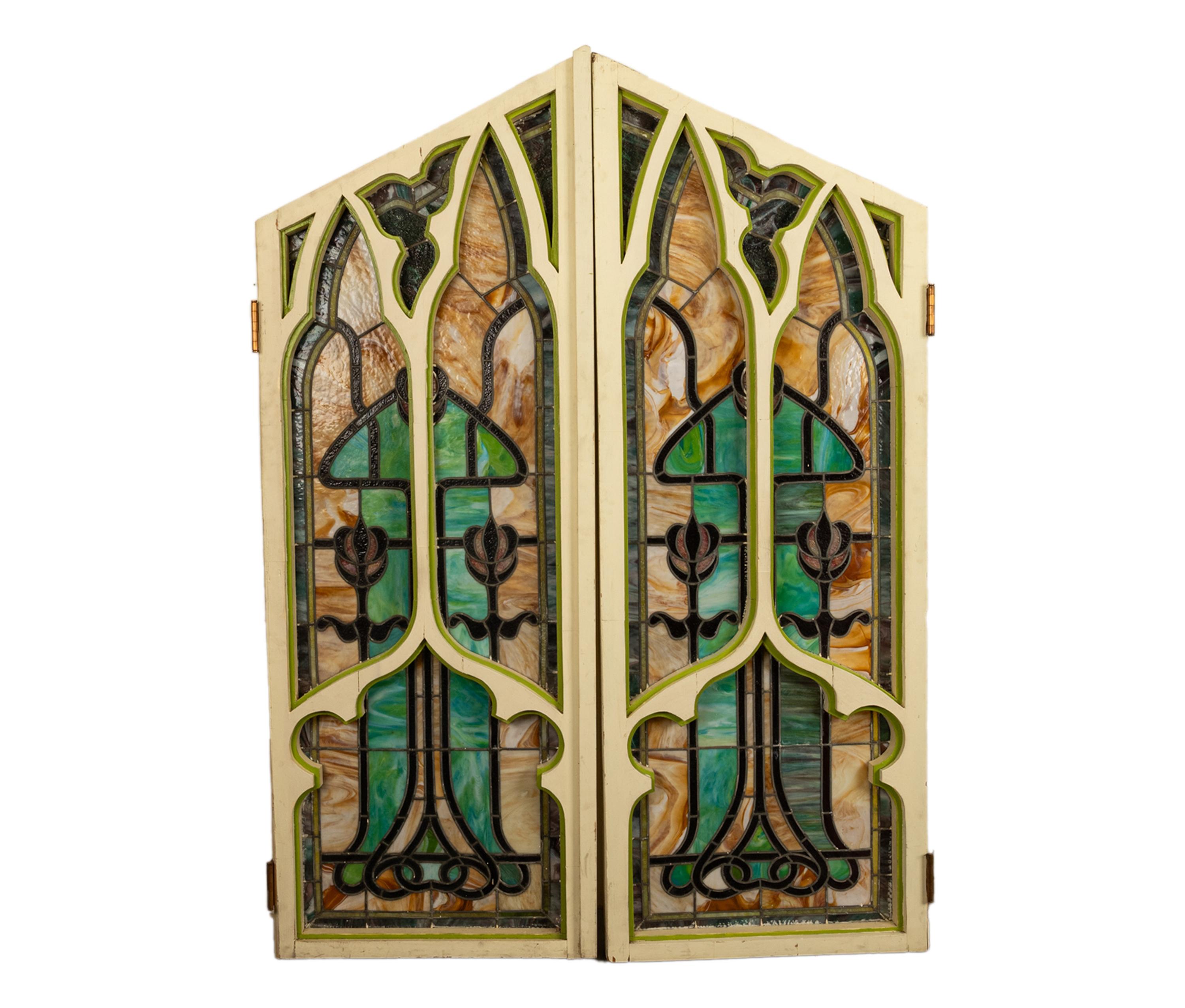 Ein seltenes und bedeutendes Paar antiker amerikanischer Jugendstil-Glastüren/Fenster mit gotischen Rahmen, von Povey Brothers, Portland Oregon, um 1900. Über 6,5' in der Höhe.
Die Gebrüder Povey waren die führenden Glasmaler in Portland, Oregon,