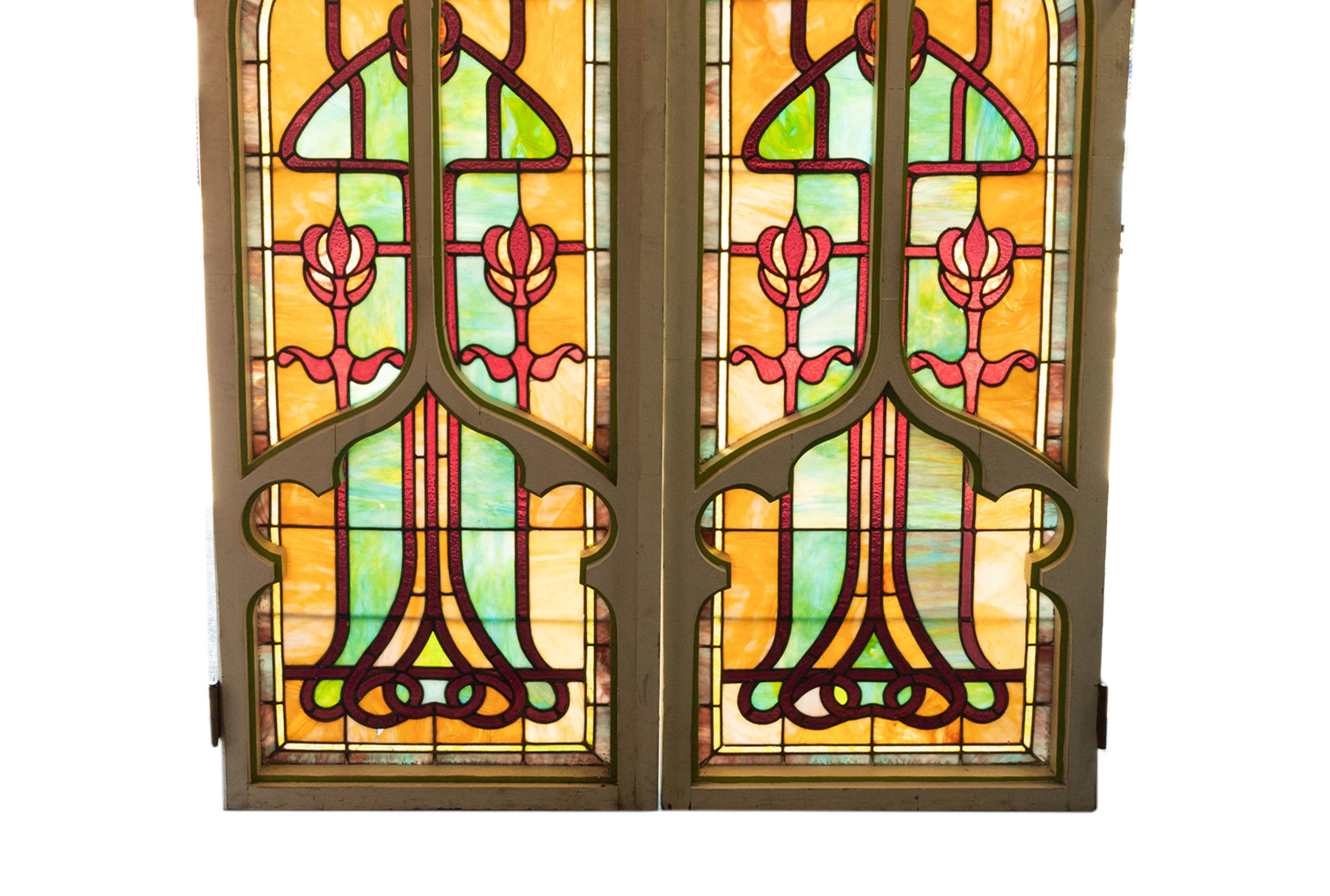 Par de Antiguas Vidrieras Americanas Puertas Góticas Art Nouveau Ventanas Povey Bros en venta 1