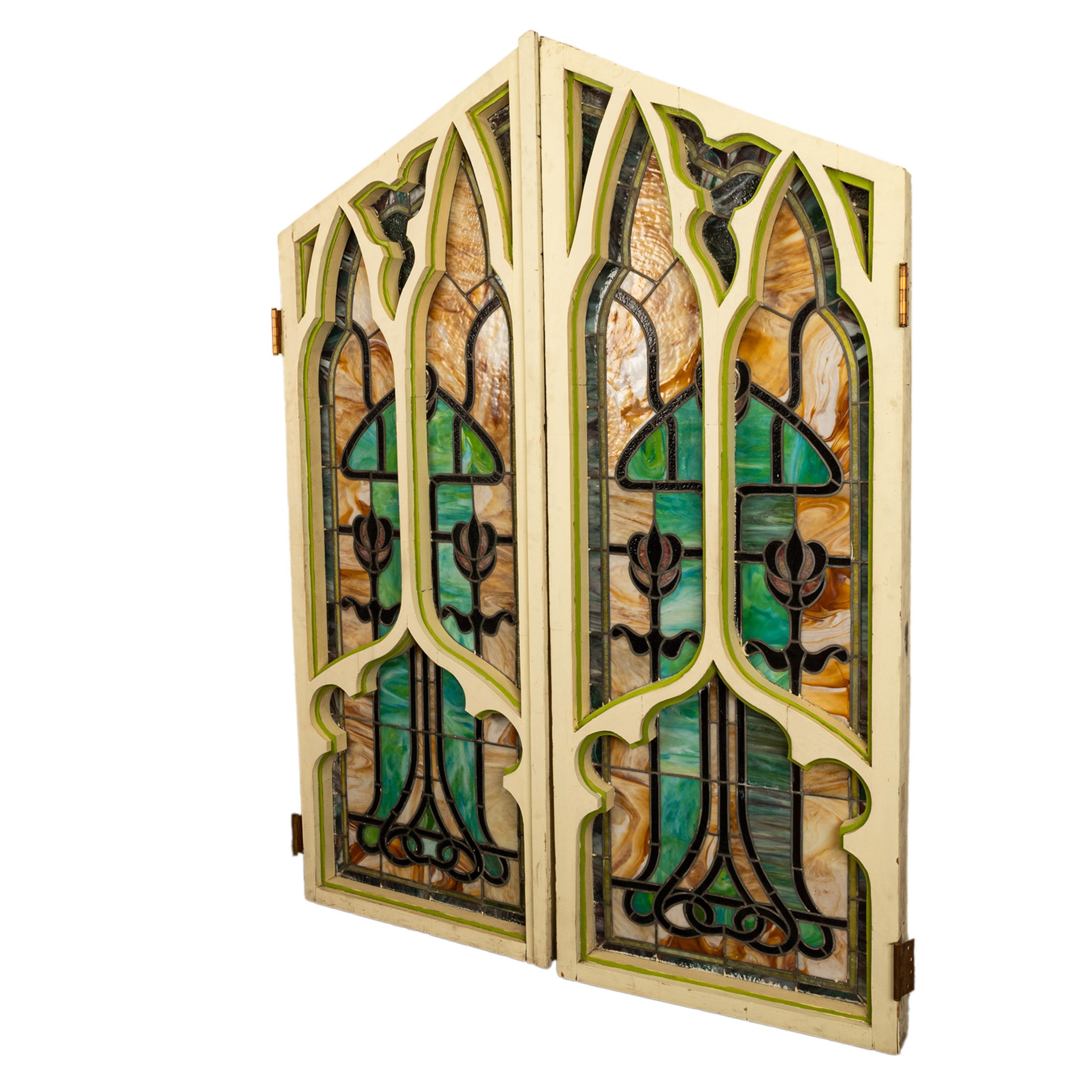 Paar antike amerikanische gotische Jugendstil-Türen aus Buntglas im Stil des Jugendstils Povey Bros im Zustand „Gut“ im Angebot in Portland, OR