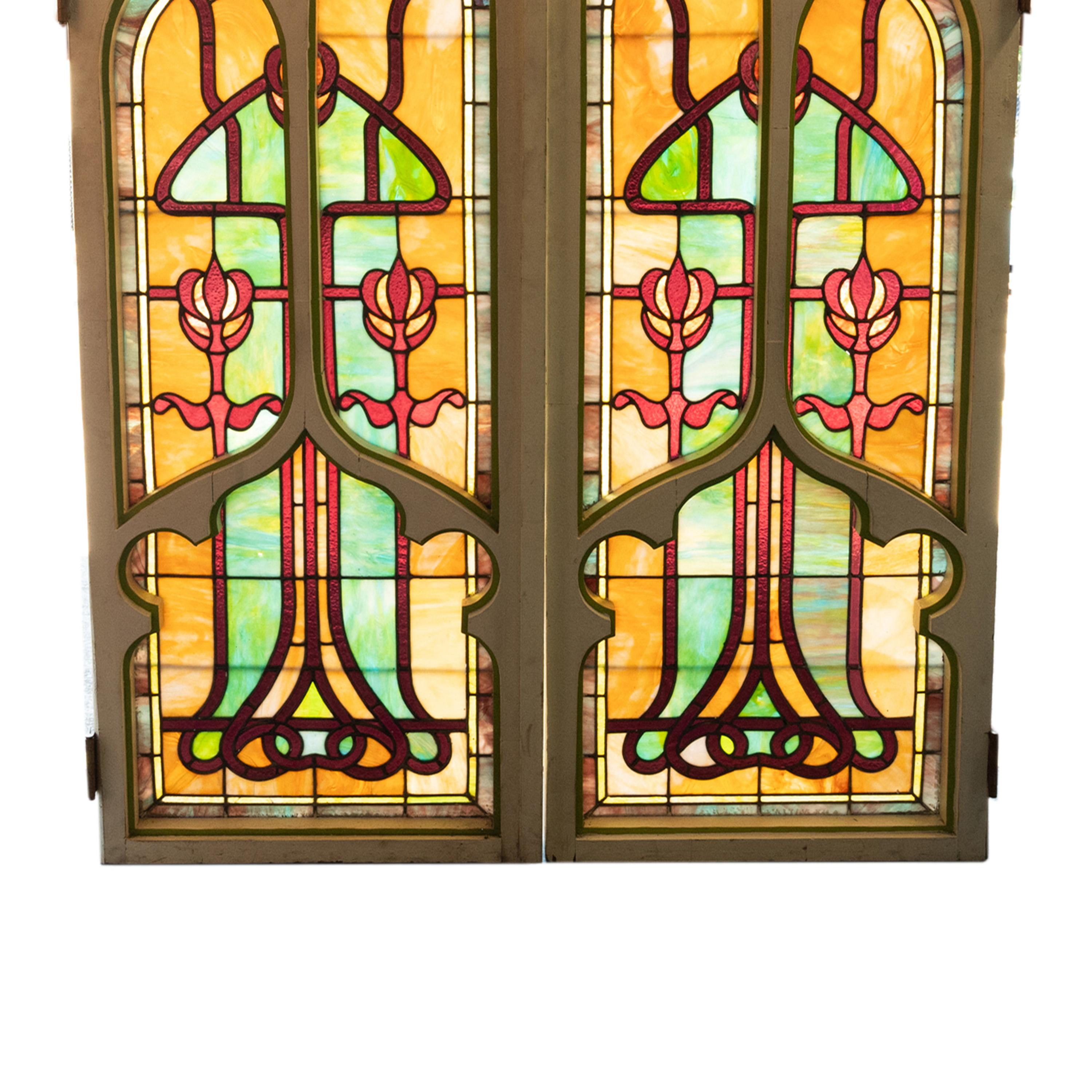 Paar antike amerikanische gotische Jugendstil-Türen aus Buntglas im Stil des Jugendstils Povey Bros im Angebot 3