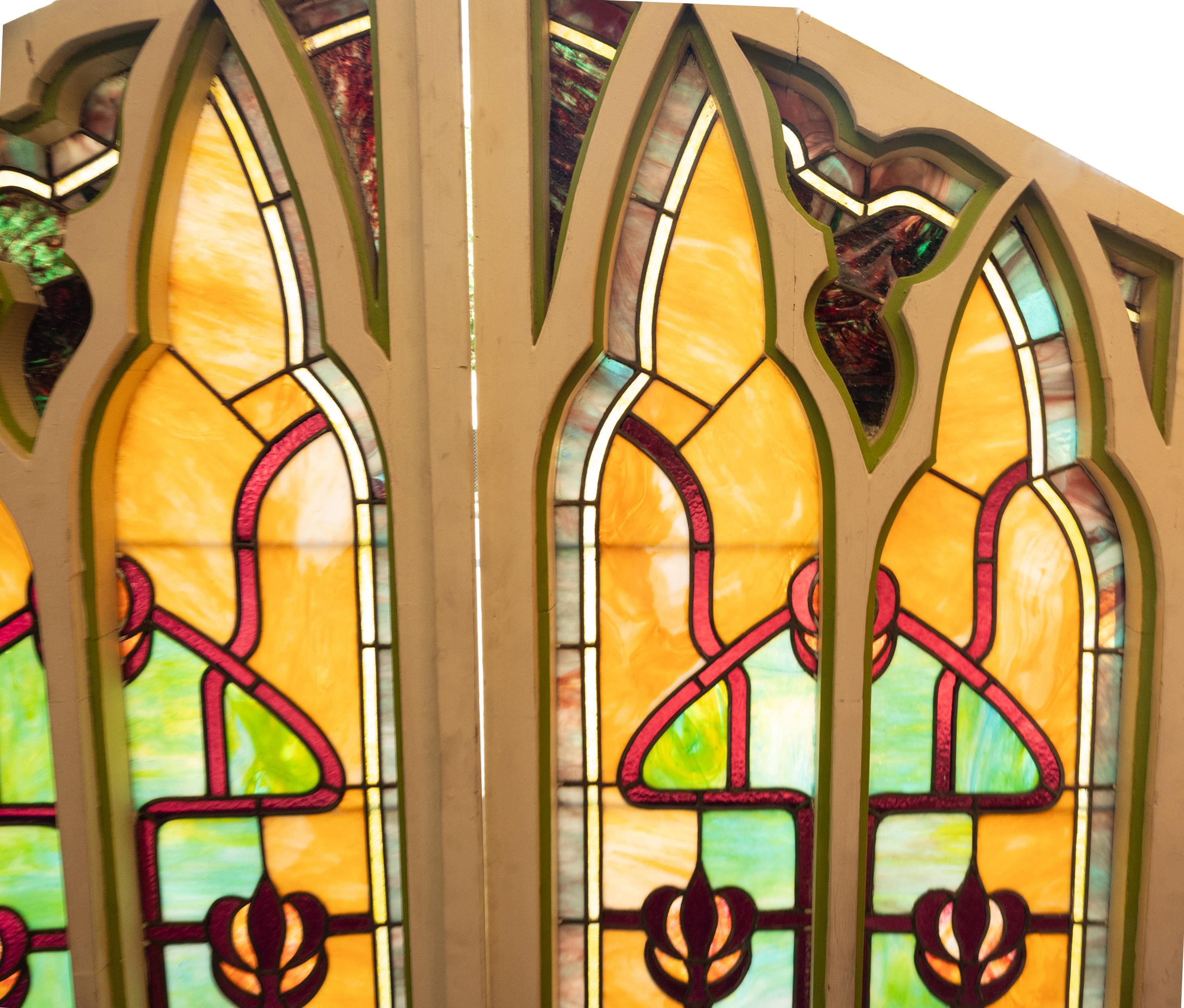 Par de Antiguas Vidrieras Americanas Puertas Góticas Art Nouveau Ventanas Povey Bros en venta 2