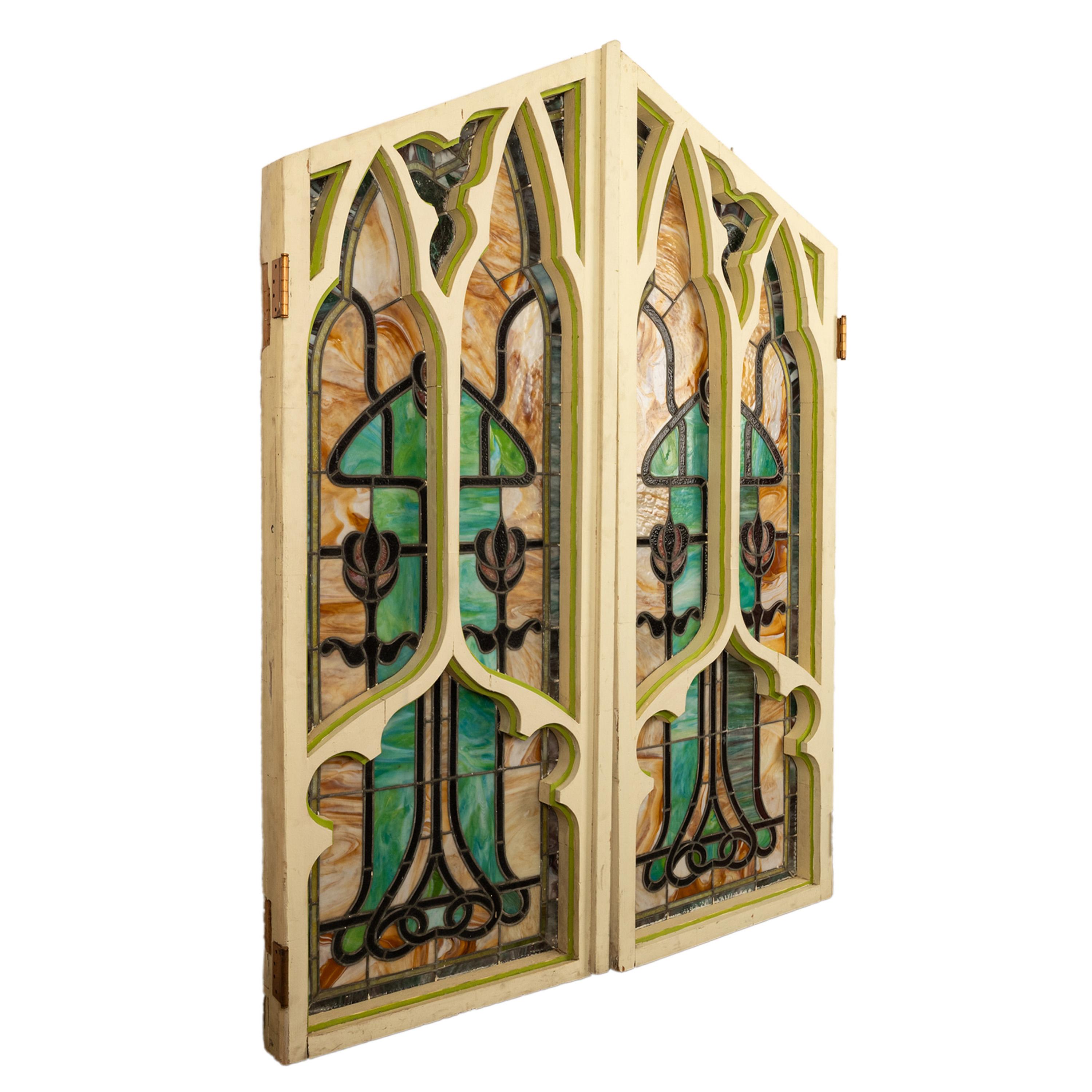 Paar antike amerikanische gotische Jugendstil-Türen aus Buntglas im Stil des Jugendstils Povey Bros (Art nouveau) im Angebot