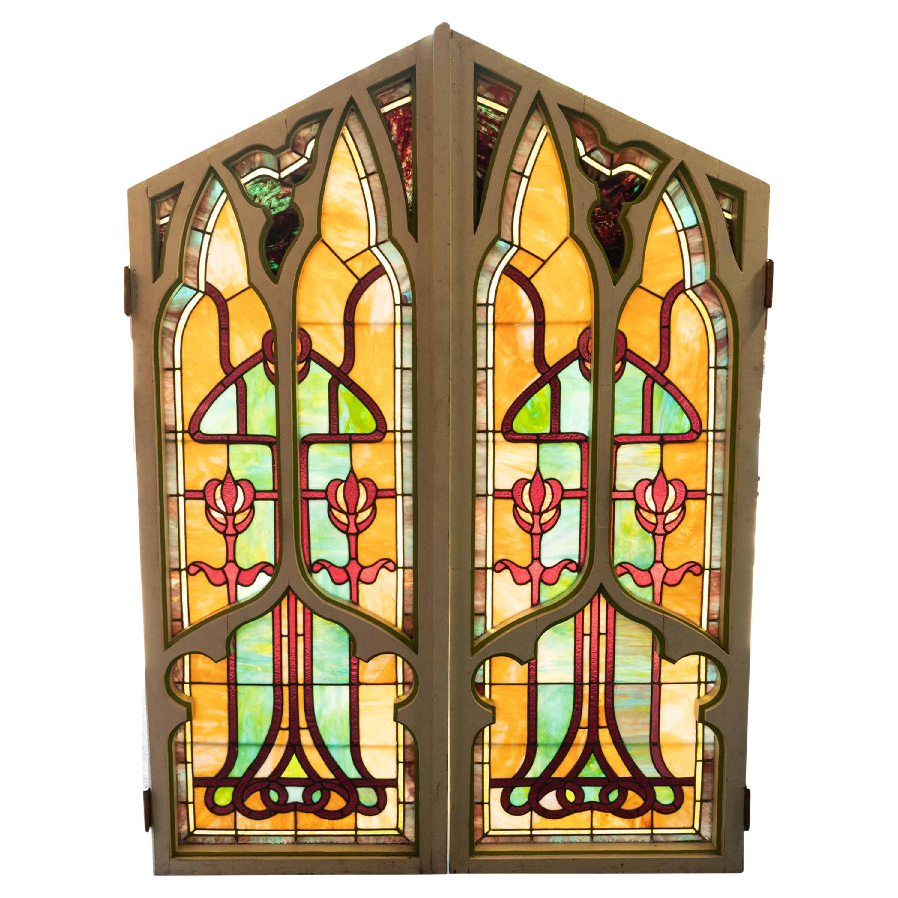 Paar antike amerikanische gotische Jugendstil-Türen aus Buntglas im Stil des Jugendstils Povey Bros im Angebot