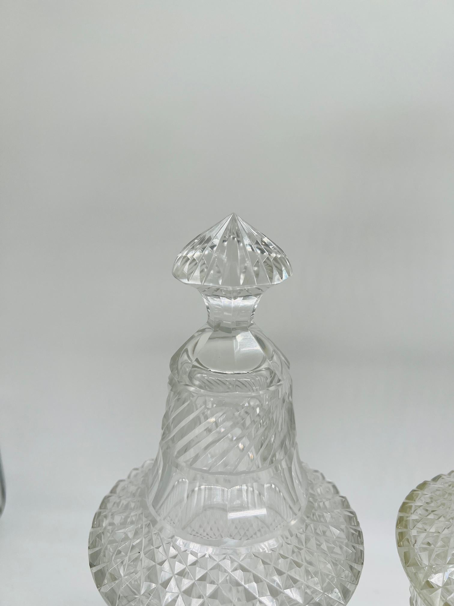 Paire d'anciennes jarres à couvercle en verre taillé irlandais de 12,125 pouces Bon état - En vente à Atlanta, GA