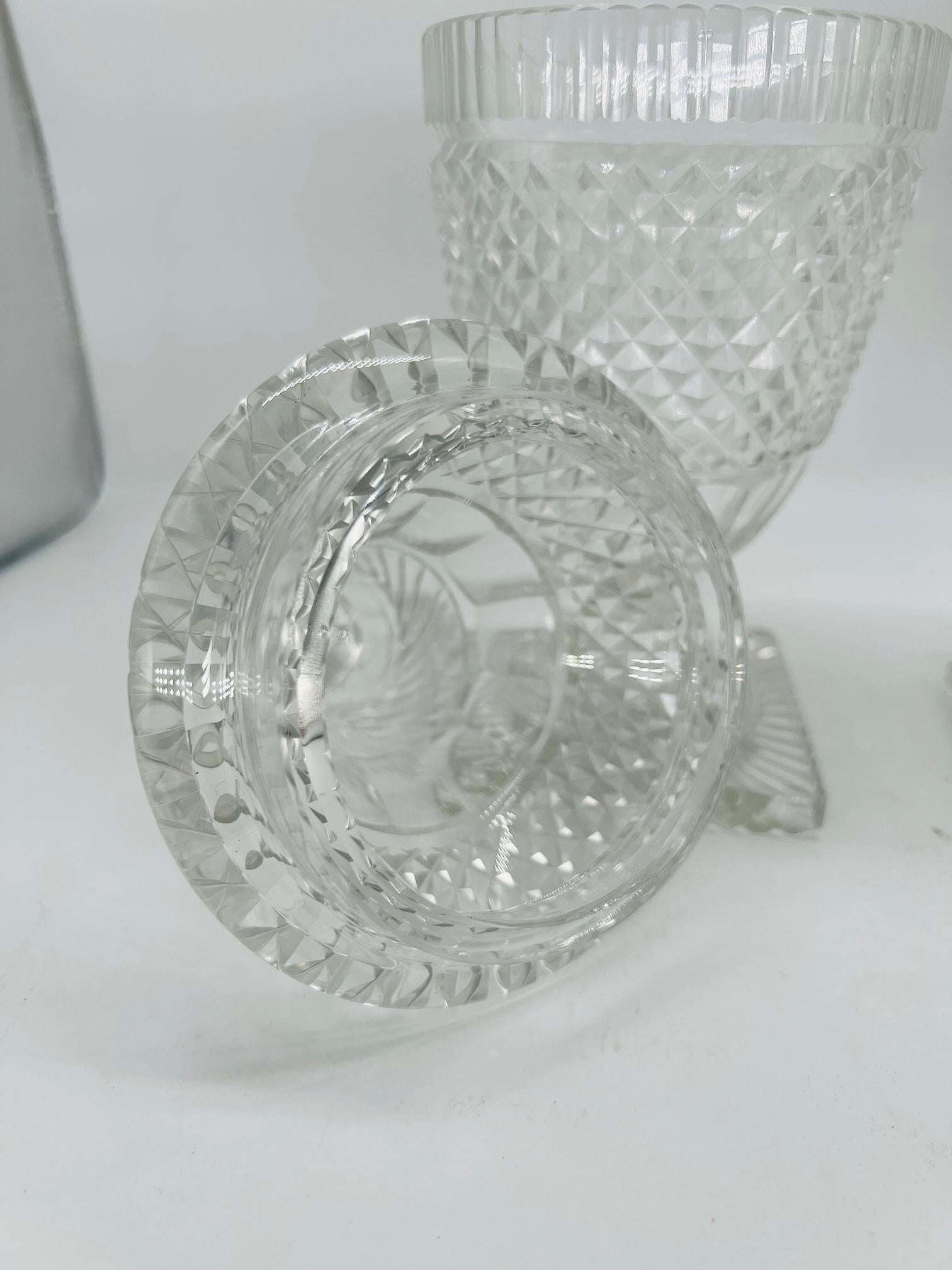 XIXe siècle Paire d'anciennes jarres à couvercle en verre taillé irlandais de 12,125 pouces en vente