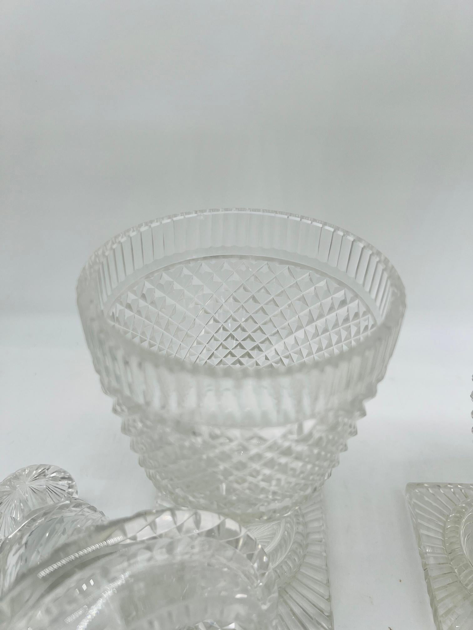 Cristal Paire d'anciennes jarres à couvercle en verre taillé irlandais de 12,125 pouces en vente