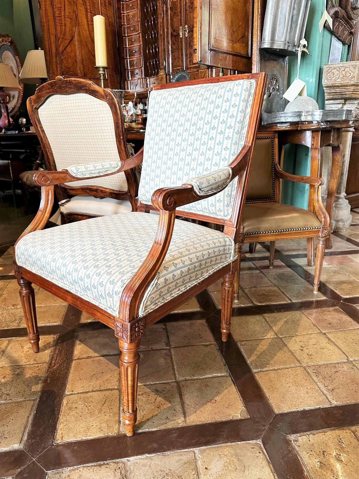 Pair Antique Armchairs Louis XVI Fauteuils in Walnut Dining Entrance Side Chairs For Sale 3