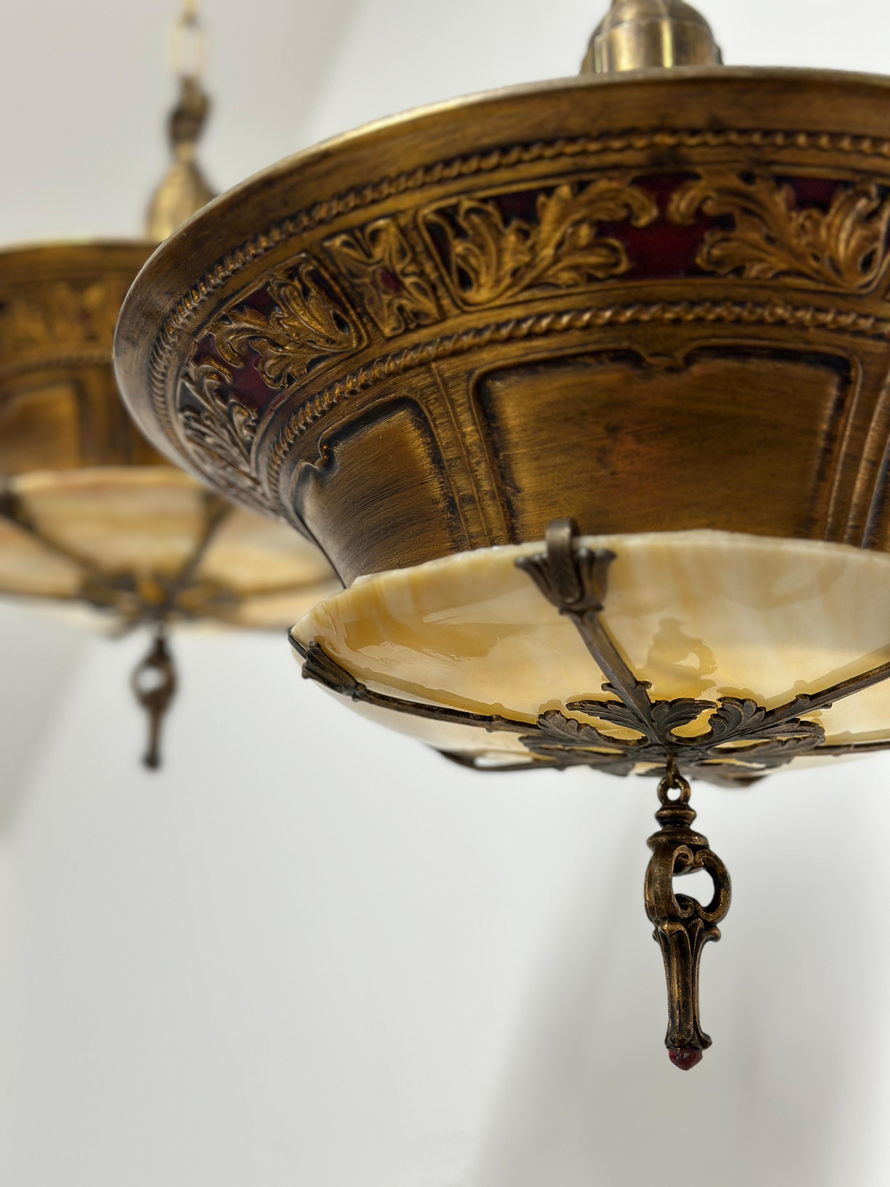 Paire de plafonniers Art Déco anciens en verre opalin Duplexalite Bon état - En vente à Sale, GB