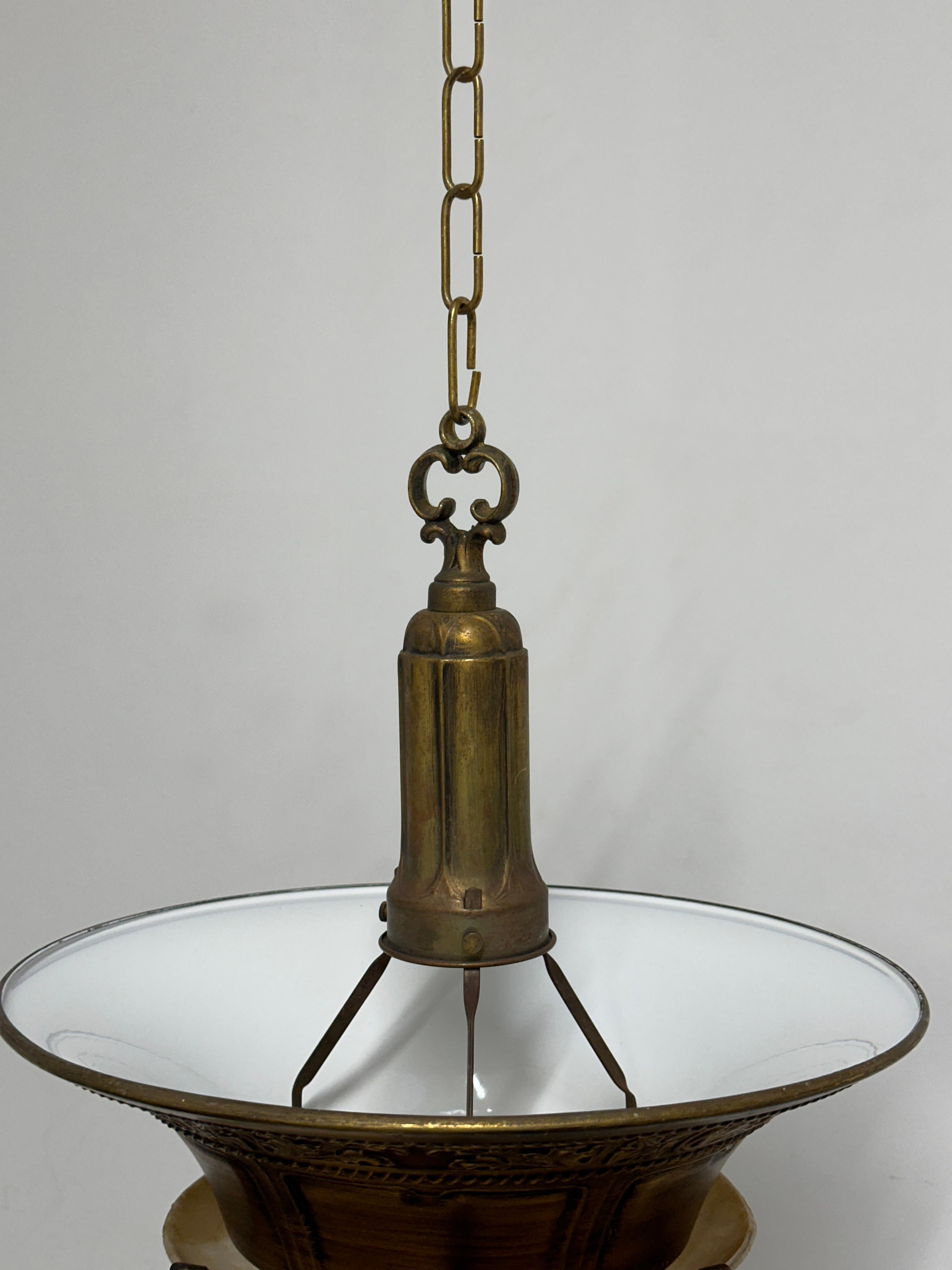 20ième siècle Paire de plafonniers Art Déco anciens en verre opalin Duplexalite en vente