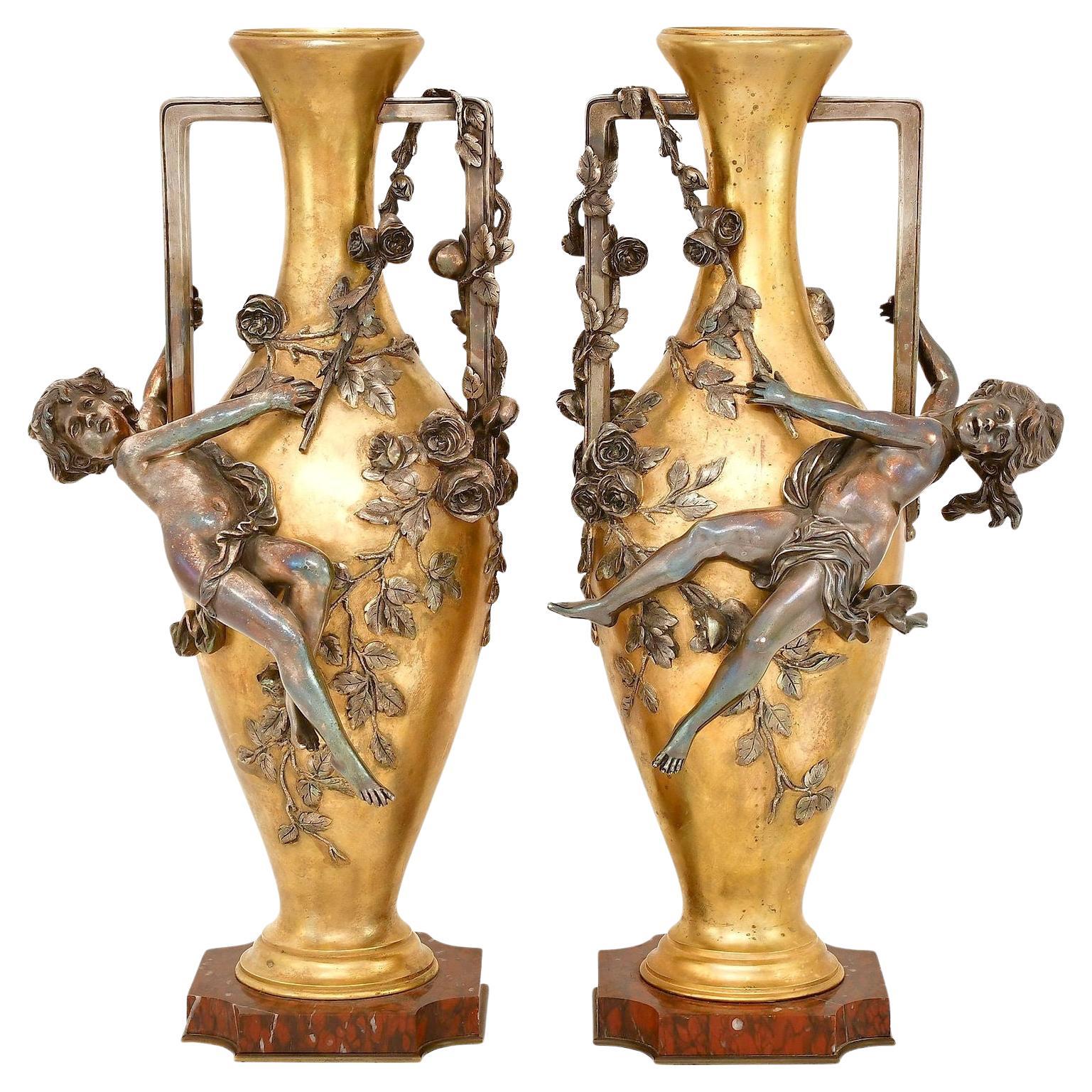Paar antike figurative Jugendstilvasen aus vergoldeter und versilberter Bronze von Auguste Moreau