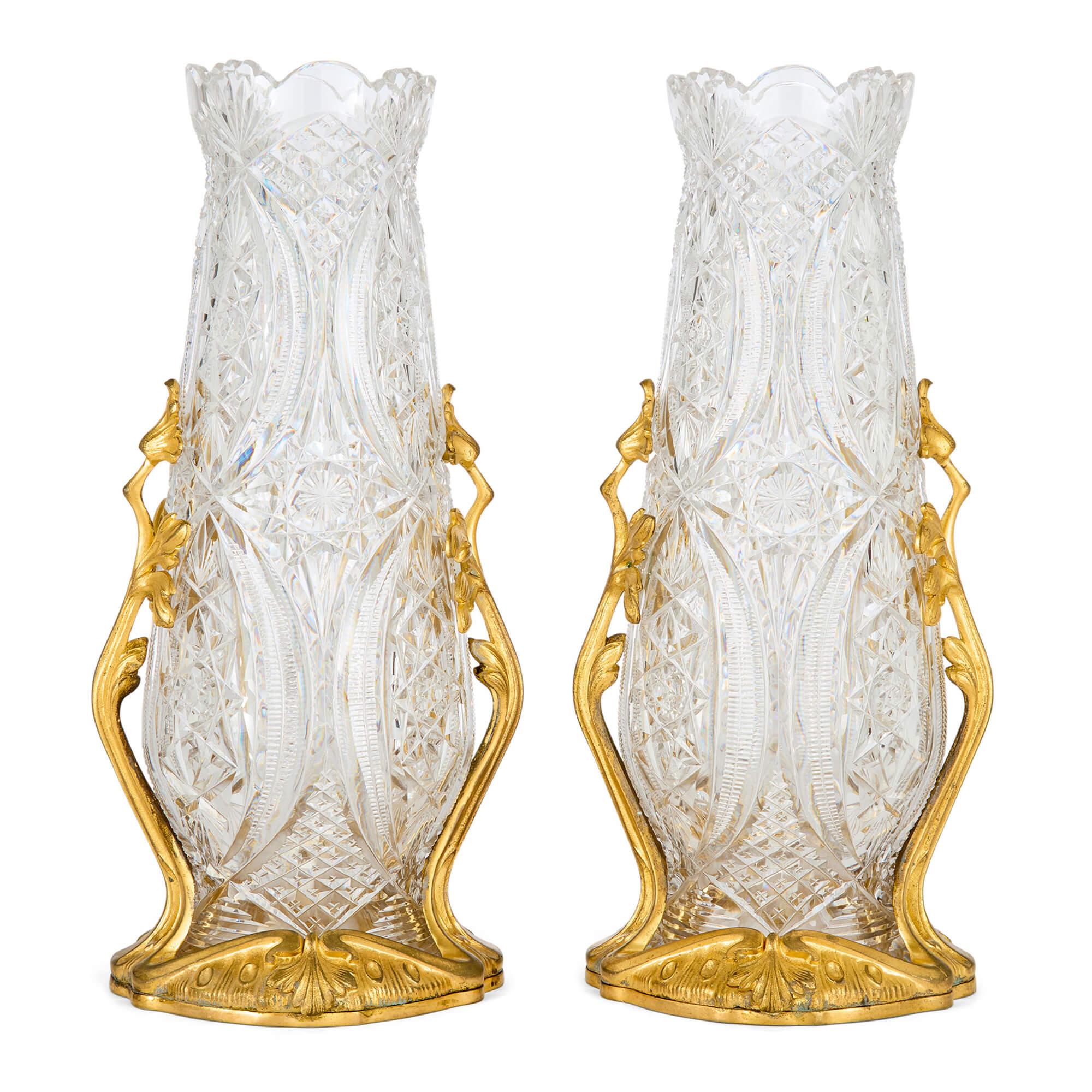 Par Antiguo Art Nouveau Francés Ormolu Oro Cristal Floreros Baccarat 
Francés, c. 1905 
Altura 33 cm, diámetro 14 cm 

Fabricados por los prestigiosos vidrieros franceses Baccarat, famosos por su cristal fino desde el siglo XVIII, este excepcional