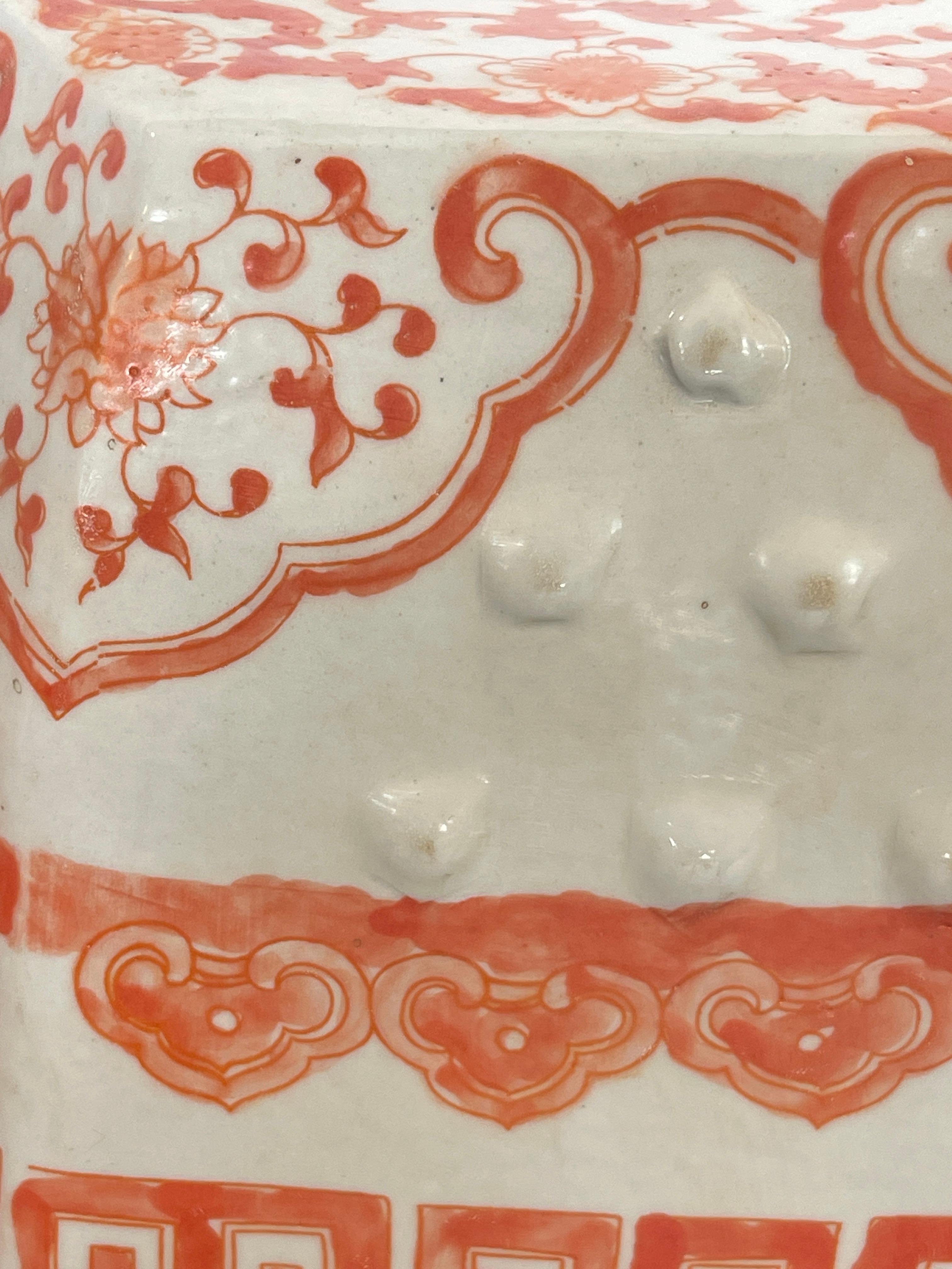 Paire de tabourets de jardin octogonaux asiatiques anciens, couleur blanc cassé et saumon, Hong Kong en vente 3