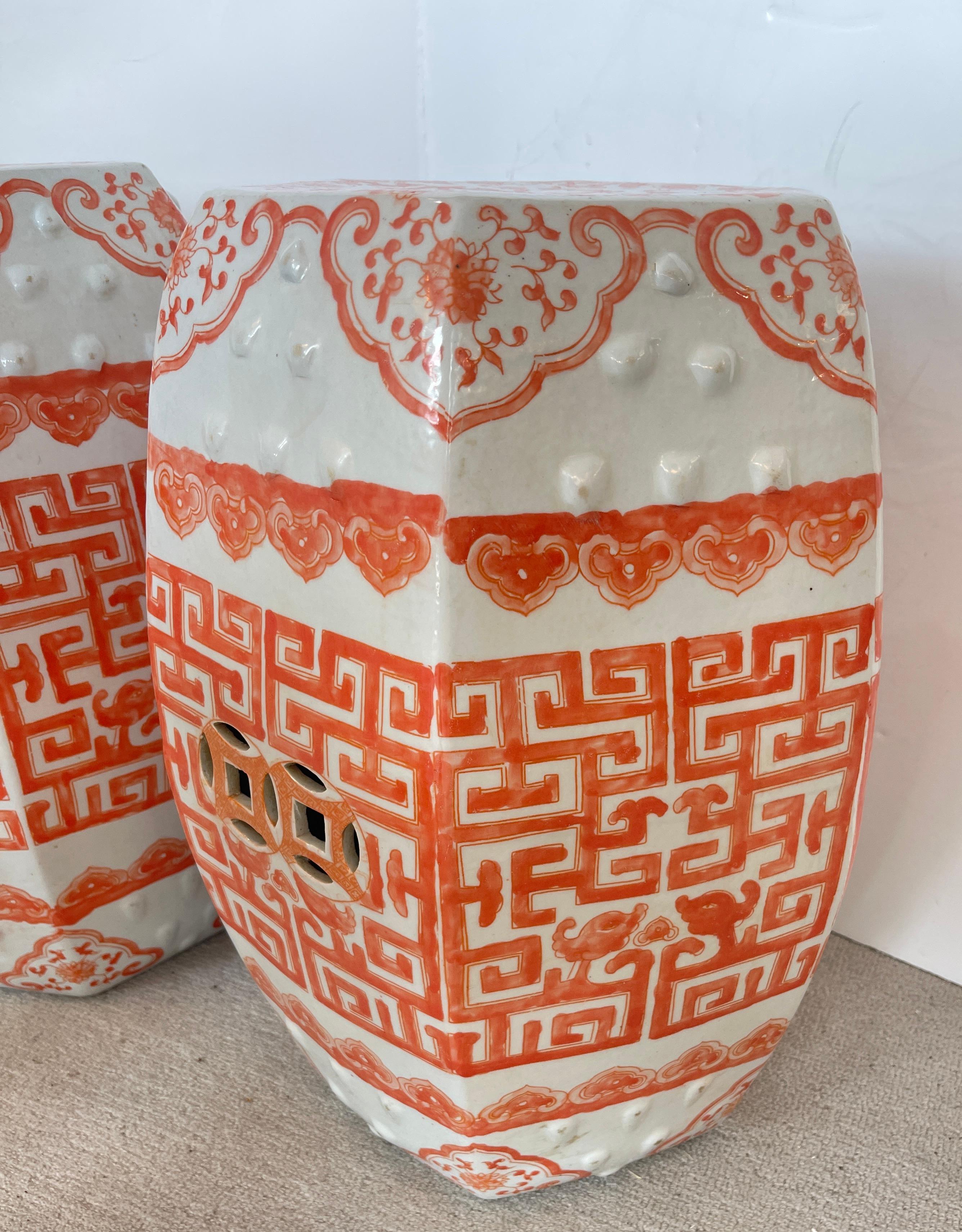 Exportation chinoise Paire de tabourets de jardin octogonaux asiatiques anciens, couleur blanc cassé et saumon, Hong Kong en vente