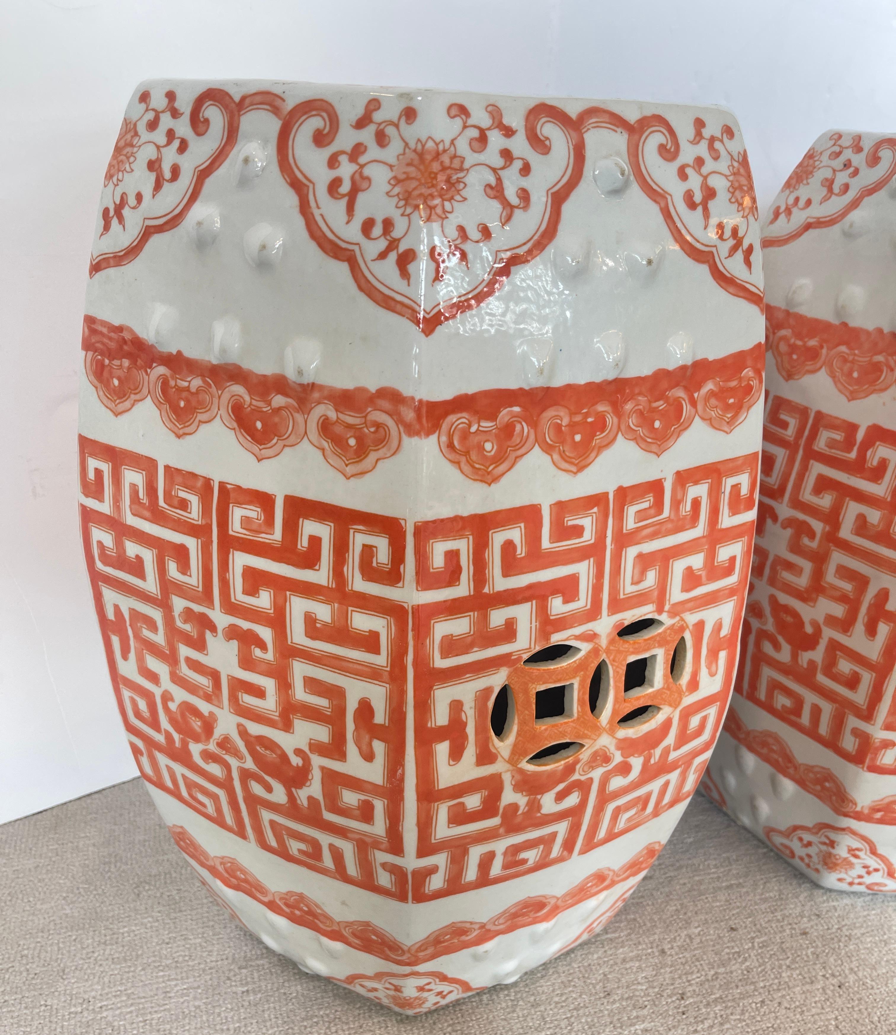 Peint à la main Paire de tabourets de jardin octogonaux asiatiques anciens, couleur blanc cassé et saumon, Hong Kong en vente