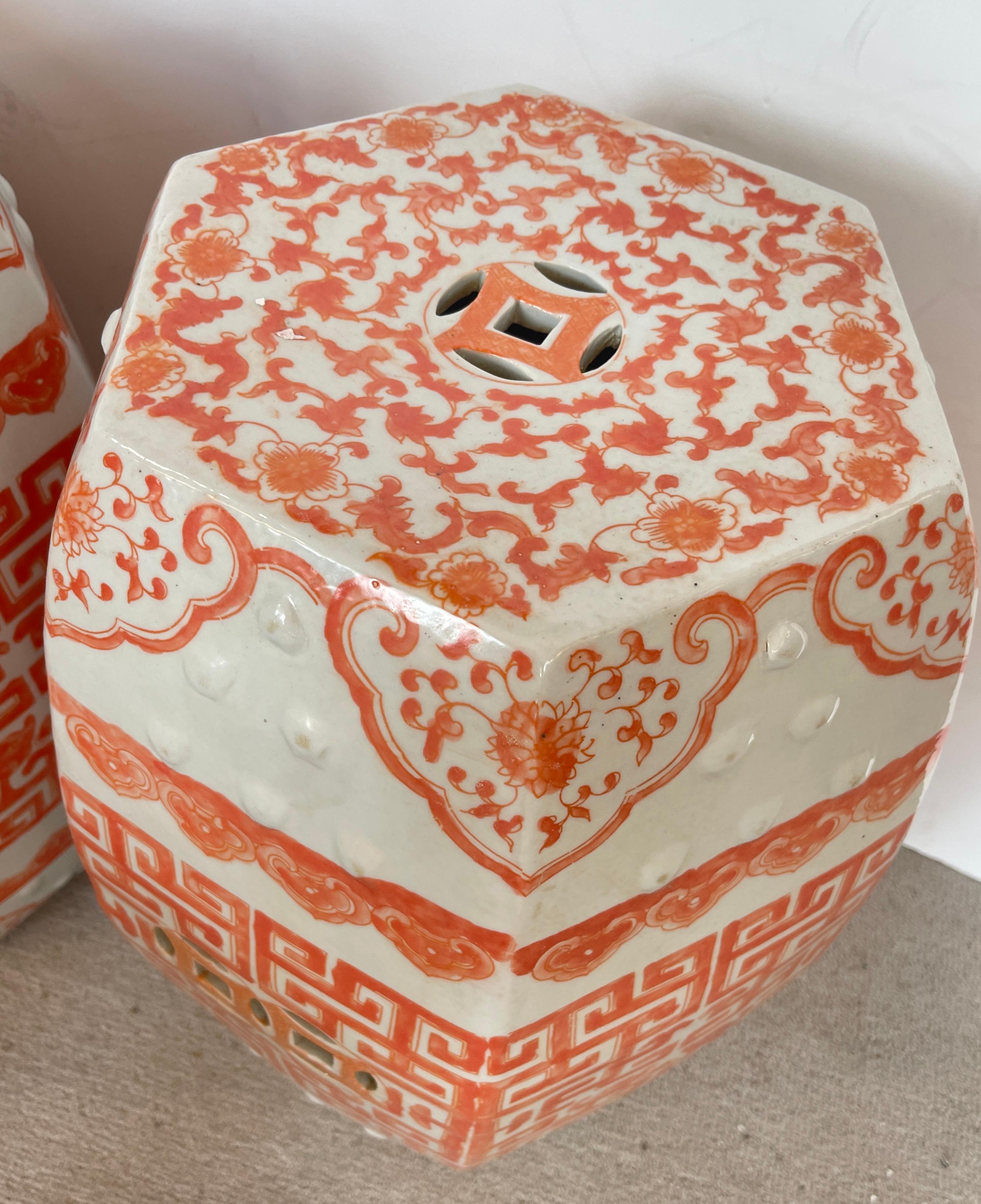 Paire de tabourets de jardin octogonaux asiatiques anciens, couleur blanc cassé et saumon, Hong Kong Bon état - En vente à West Palm Beach, FL