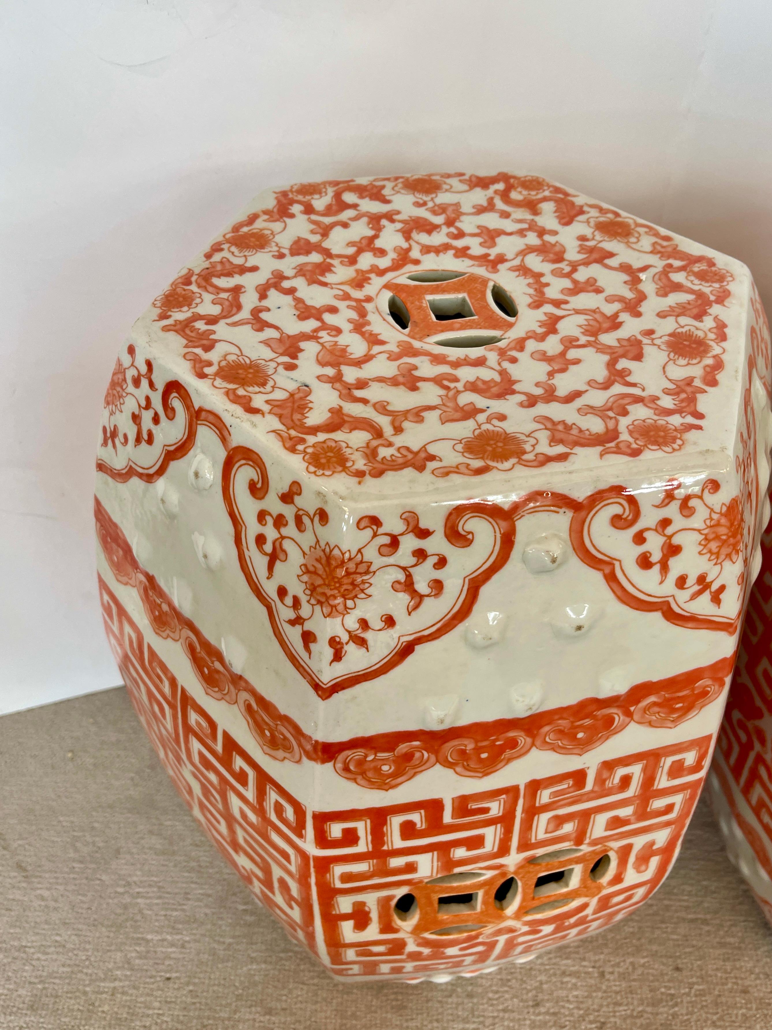 Milieu du XXe siècle Paire de tabourets de jardin octogonaux asiatiques anciens, couleur blanc cassé et saumon, Hong Kong en vente