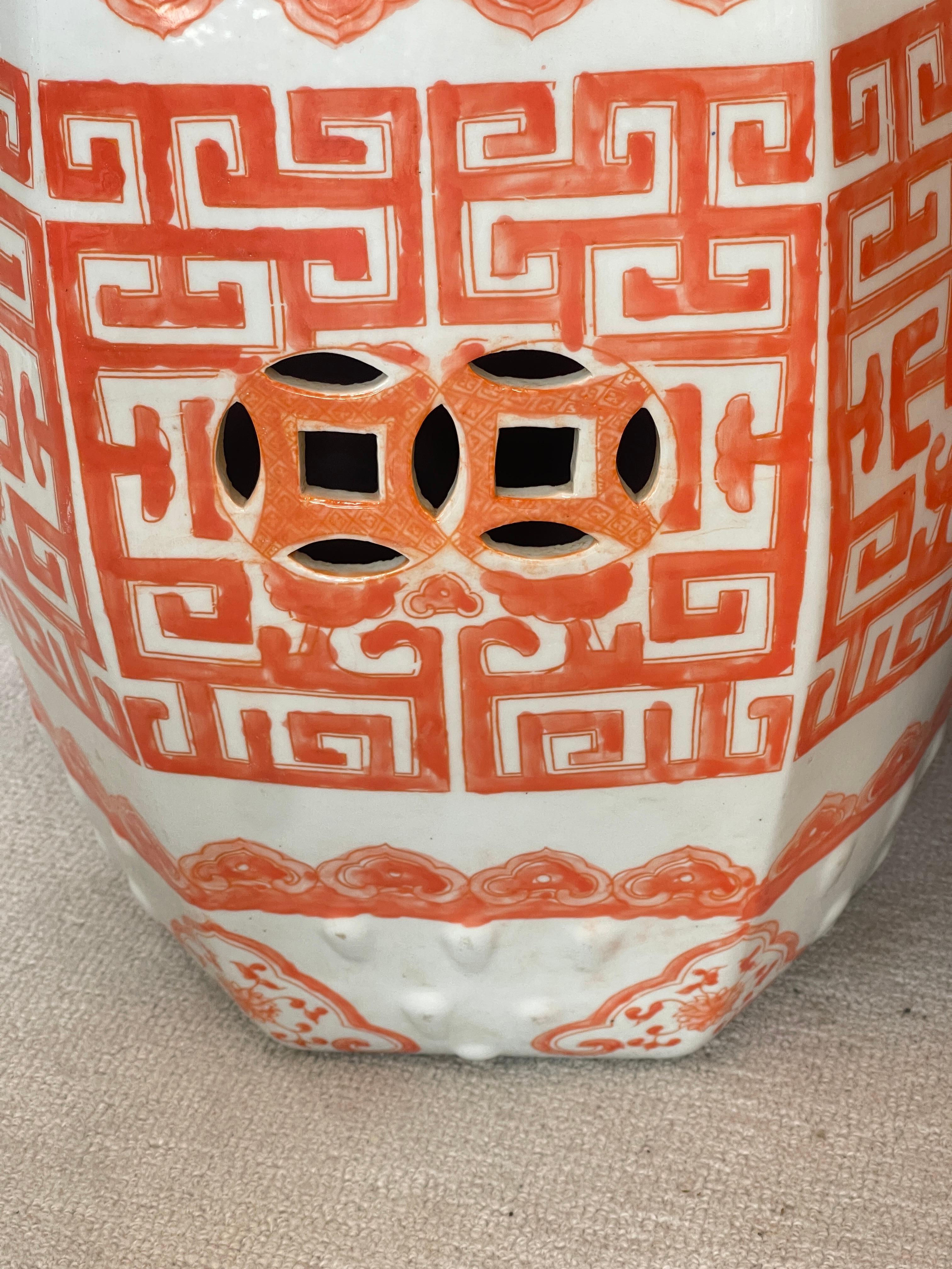 Céramique Paire de tabourets de jardin octogonaux asiatiques anciens, couleur blanc cassé et saumon, Hong Kong en vente