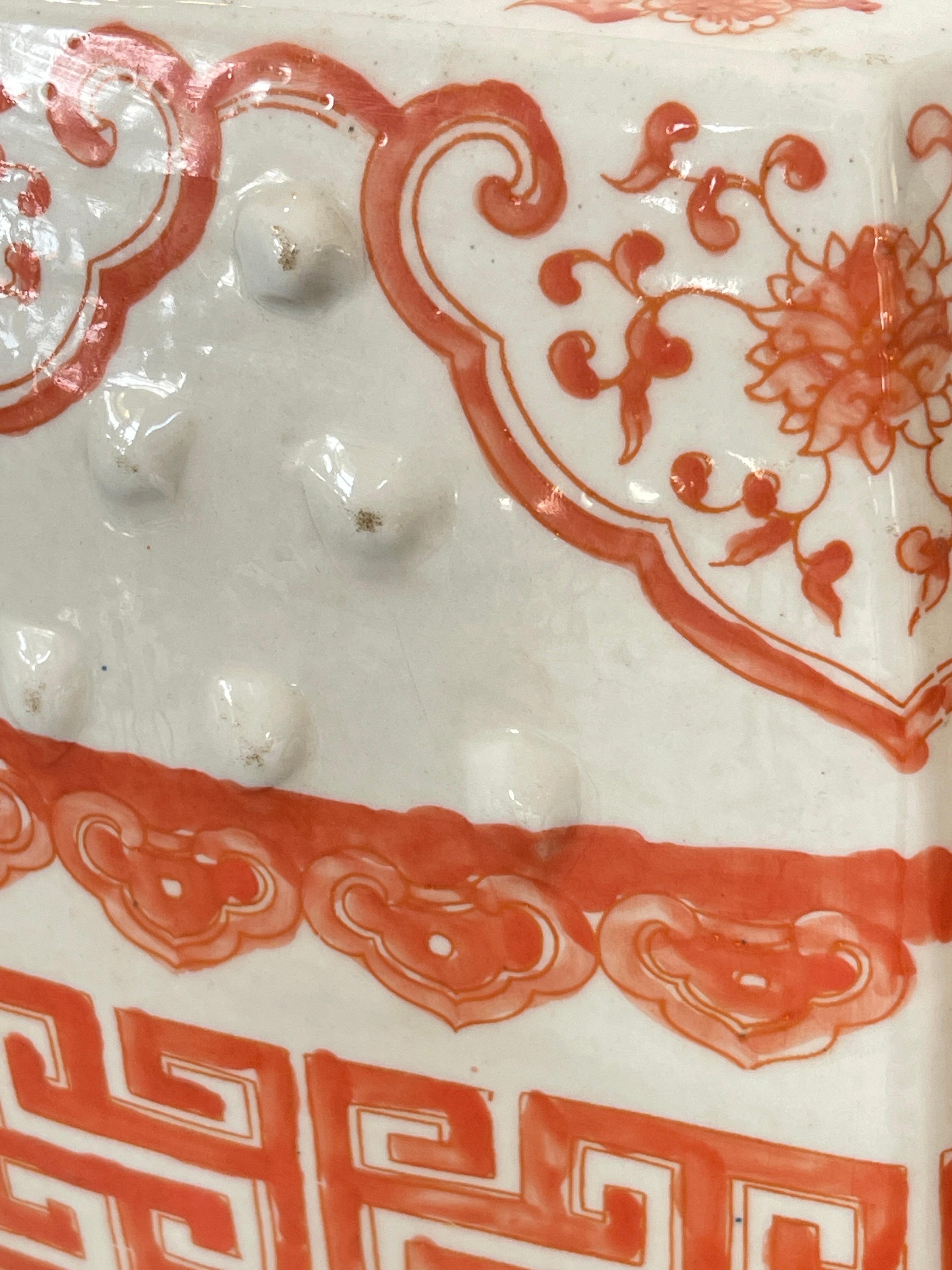 Paire de tabourets de jardin octogonaux asiatiques anciens, couleur blanc cassé et saumon, Hong Kong en vente 1